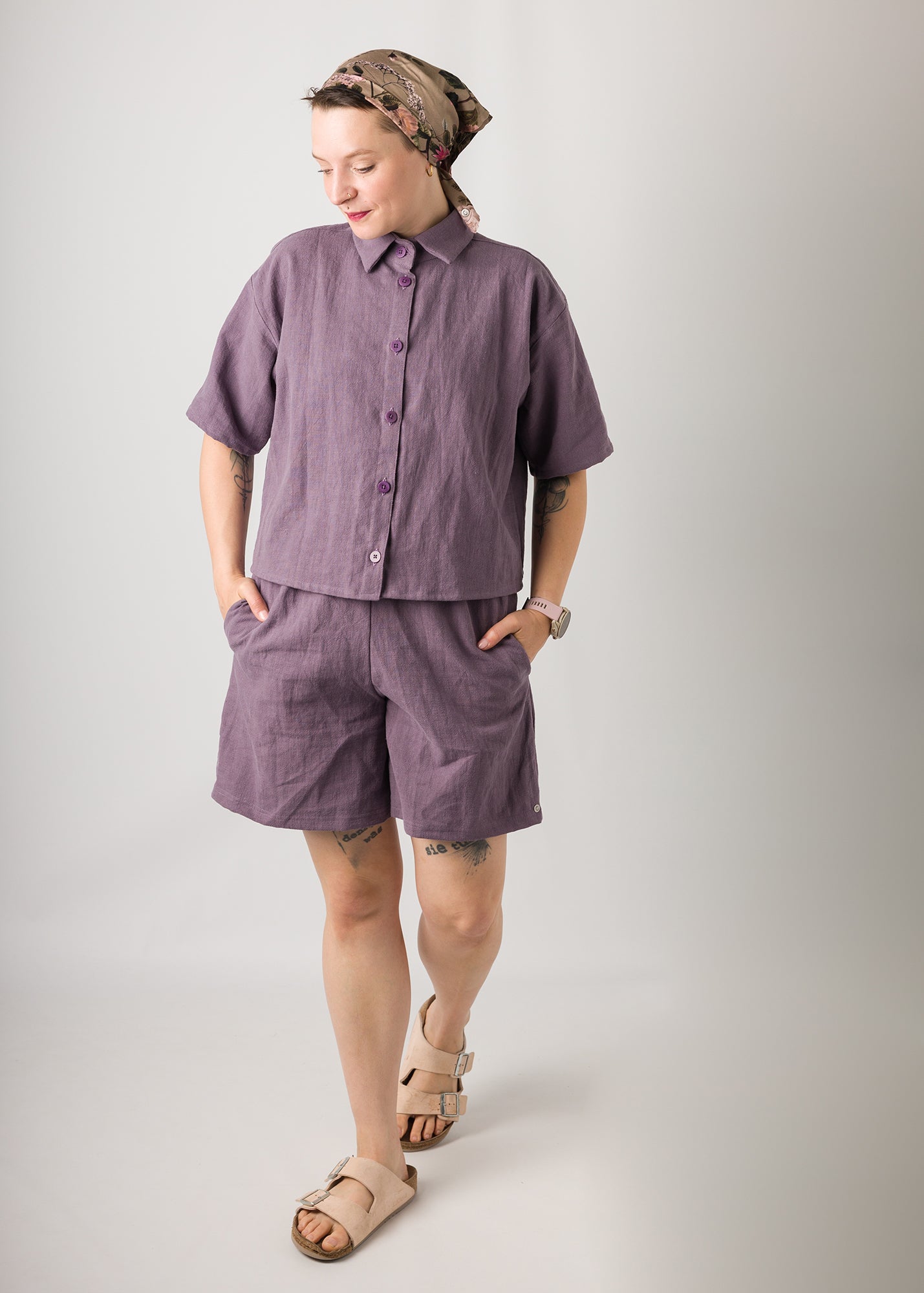 Melly trägt auf dem Foto 'Berta' Größe S und 'Kira' Größe M, Leinen stonewashed 'pflaume'