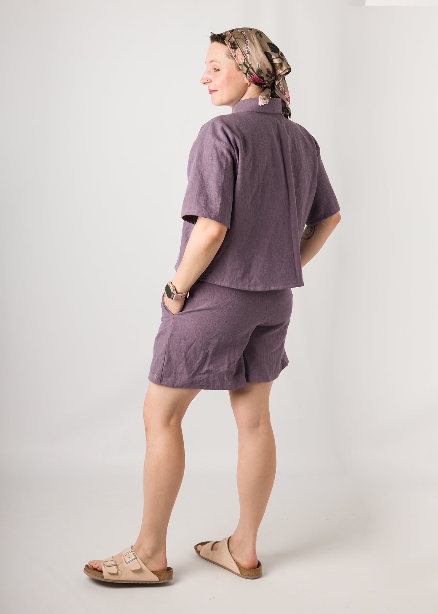 Melly trägt auf dem Foto 'Berta' Größe S, Leinen stonewashed und 'Kira' Größe M, Leinen stonewashed