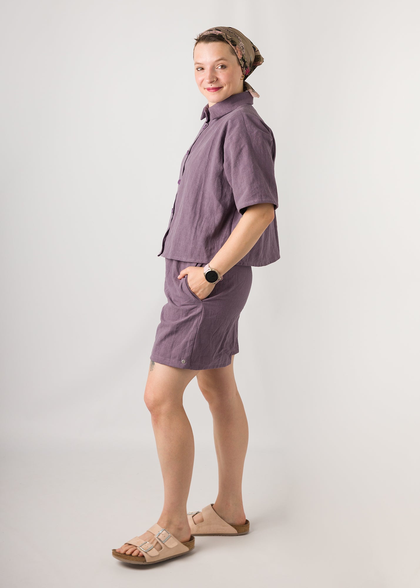 Melly trägt auf dem Foto 'Berta' Größe S, Leinen stonewashed und 'Kira' Größe M, Leinen stonewashed