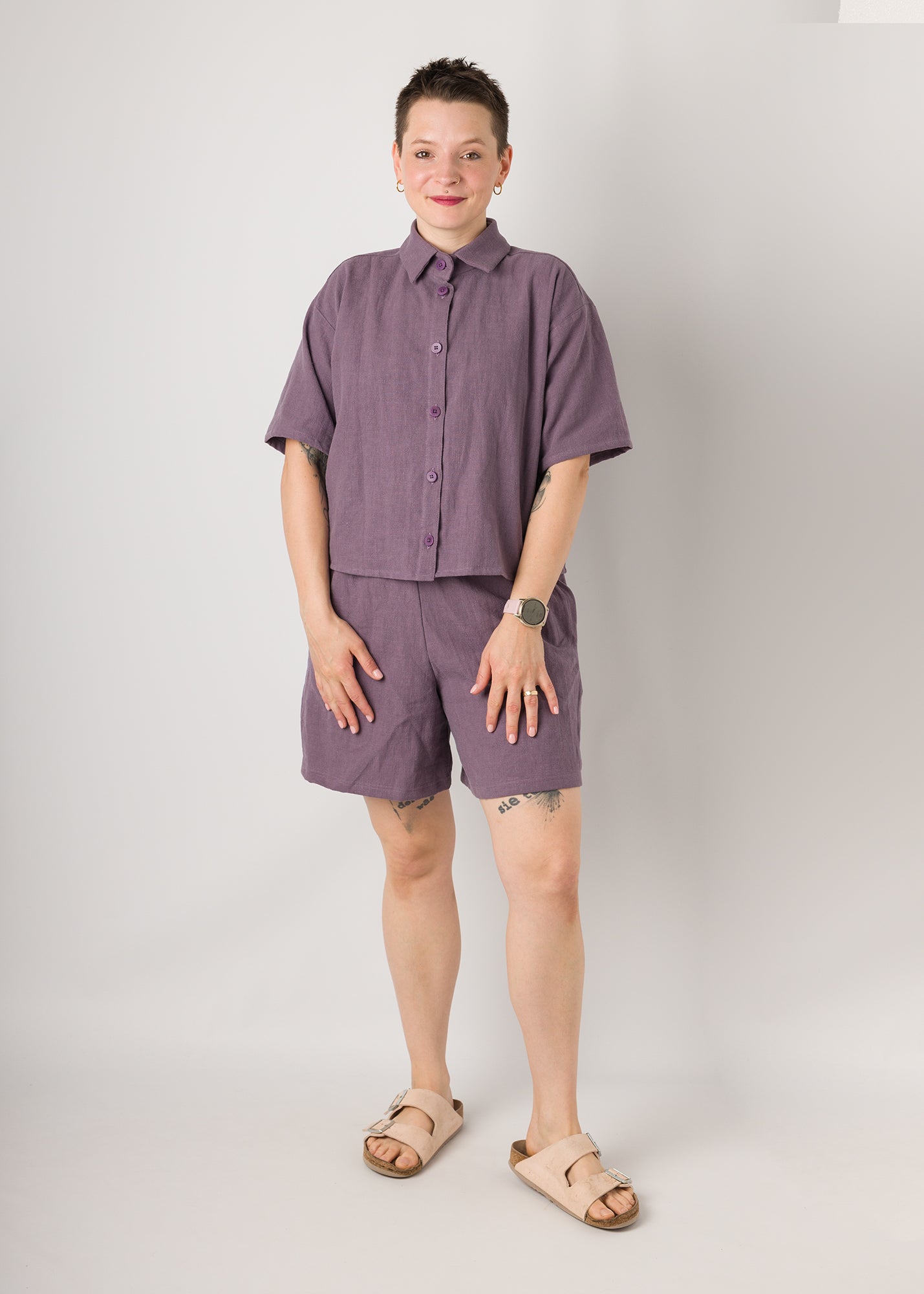 Melly trägt auf dem Foto 'Berta' Größe S, Leinen stonewashed und 'Kira' Größe M, Leinen stonewashed