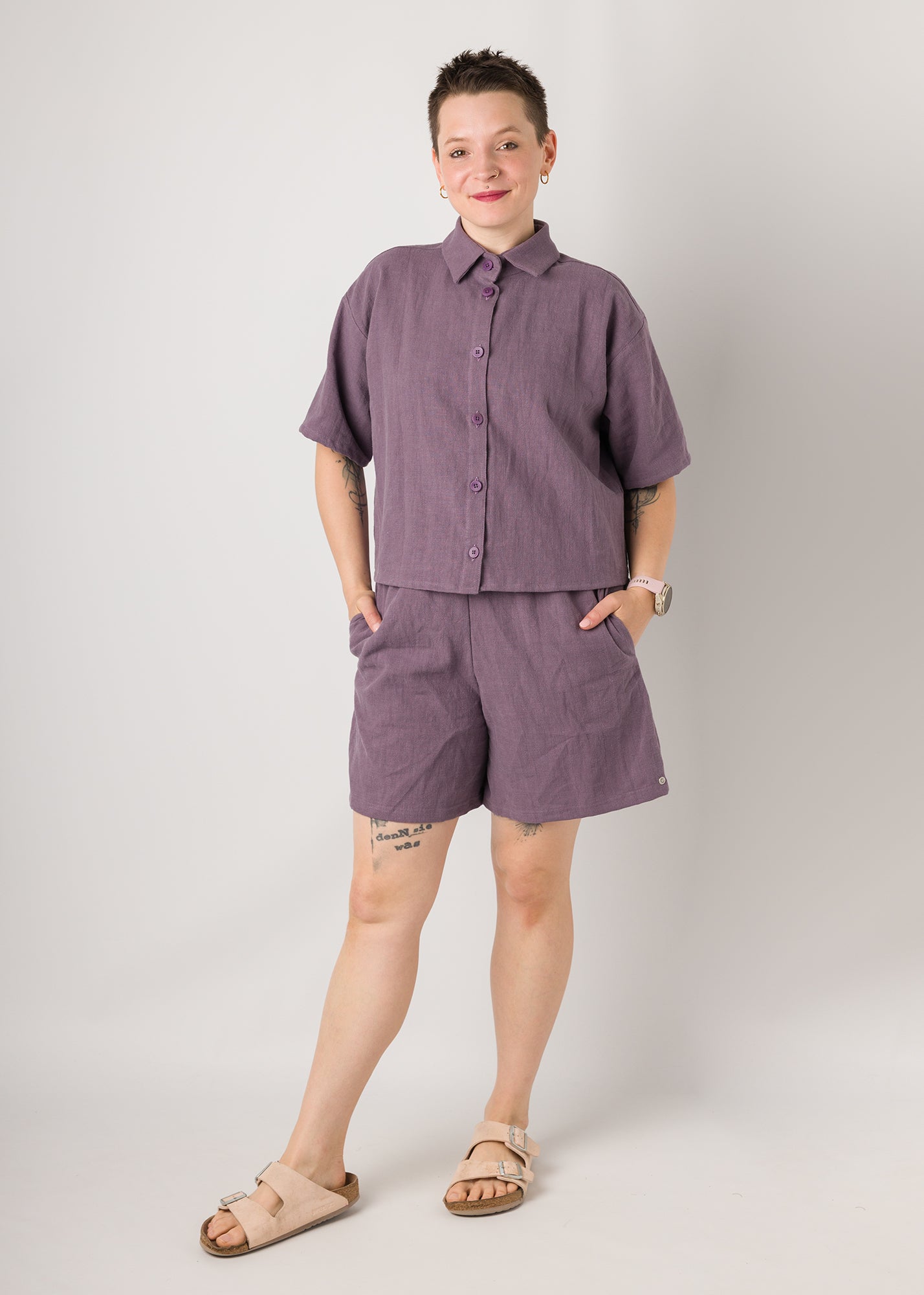 Melly trägt auf dem Foto 'Berta' Größe S und 'Kira' Größe M, Leinen stonewashed 'pflaume'