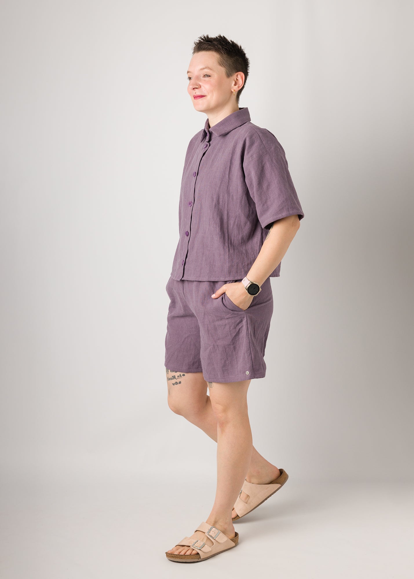 Melly trägt auf dem Foto 'Berta' Größe S, Leinen stonewashed und 'Kira' Größe M, Leinen stonewashed