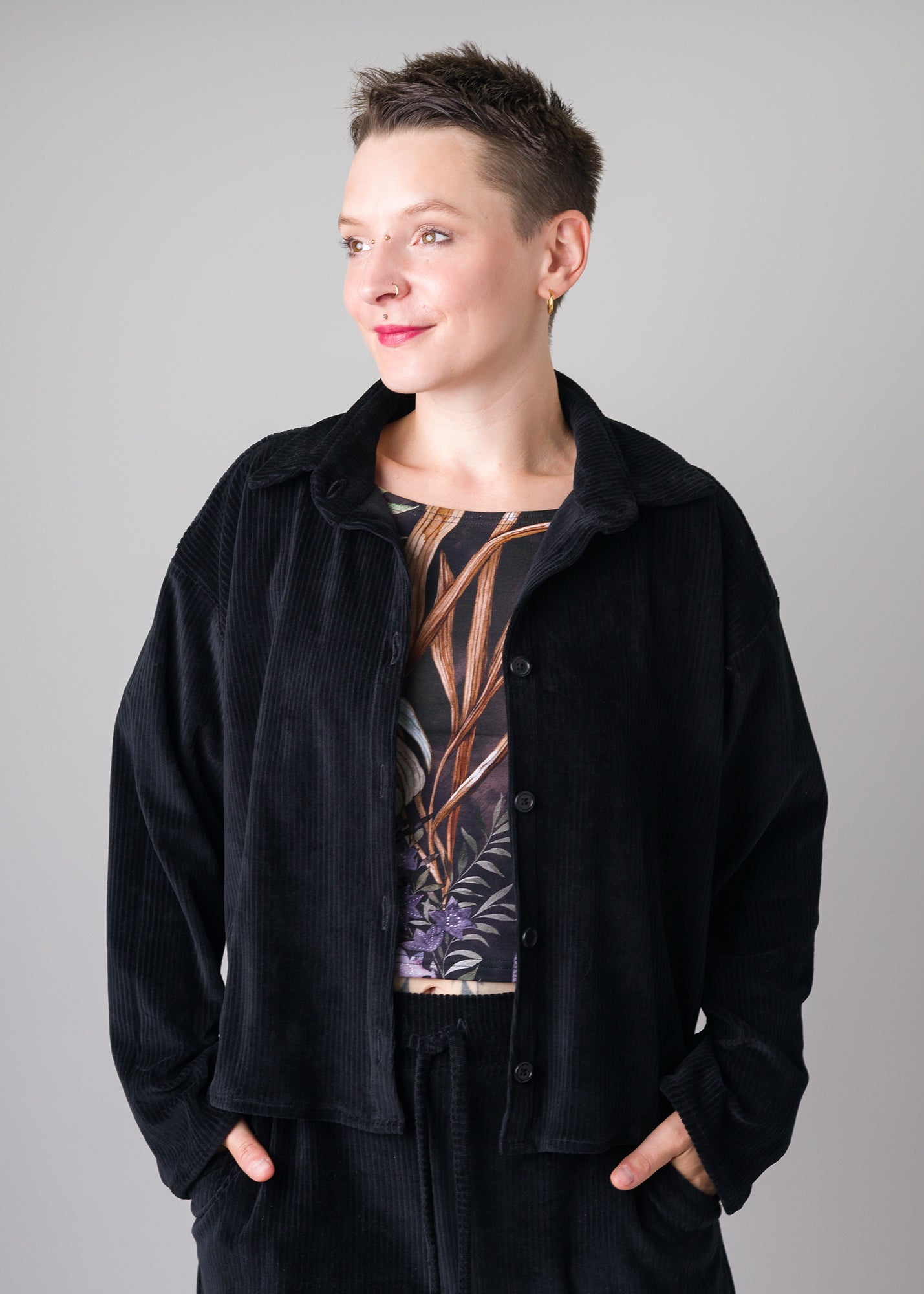 Melly trägt auf dem Foto 'Berta' Größe S, Velvet-Cord schwarz