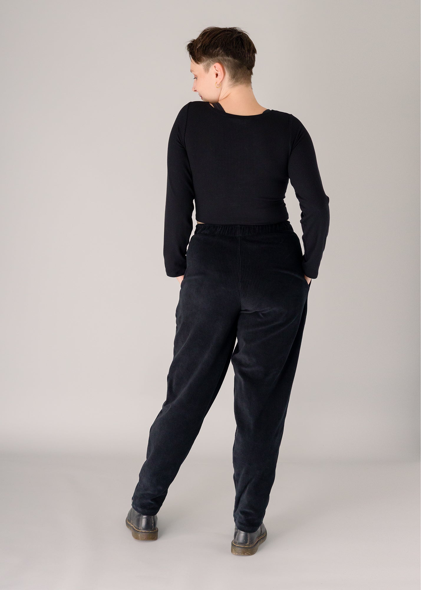 Melly trägt auf dem Foto 'Clara' Größe S, Rippjersey schwarz und 'Karo' Größe M, Velvet-Cord schwarz