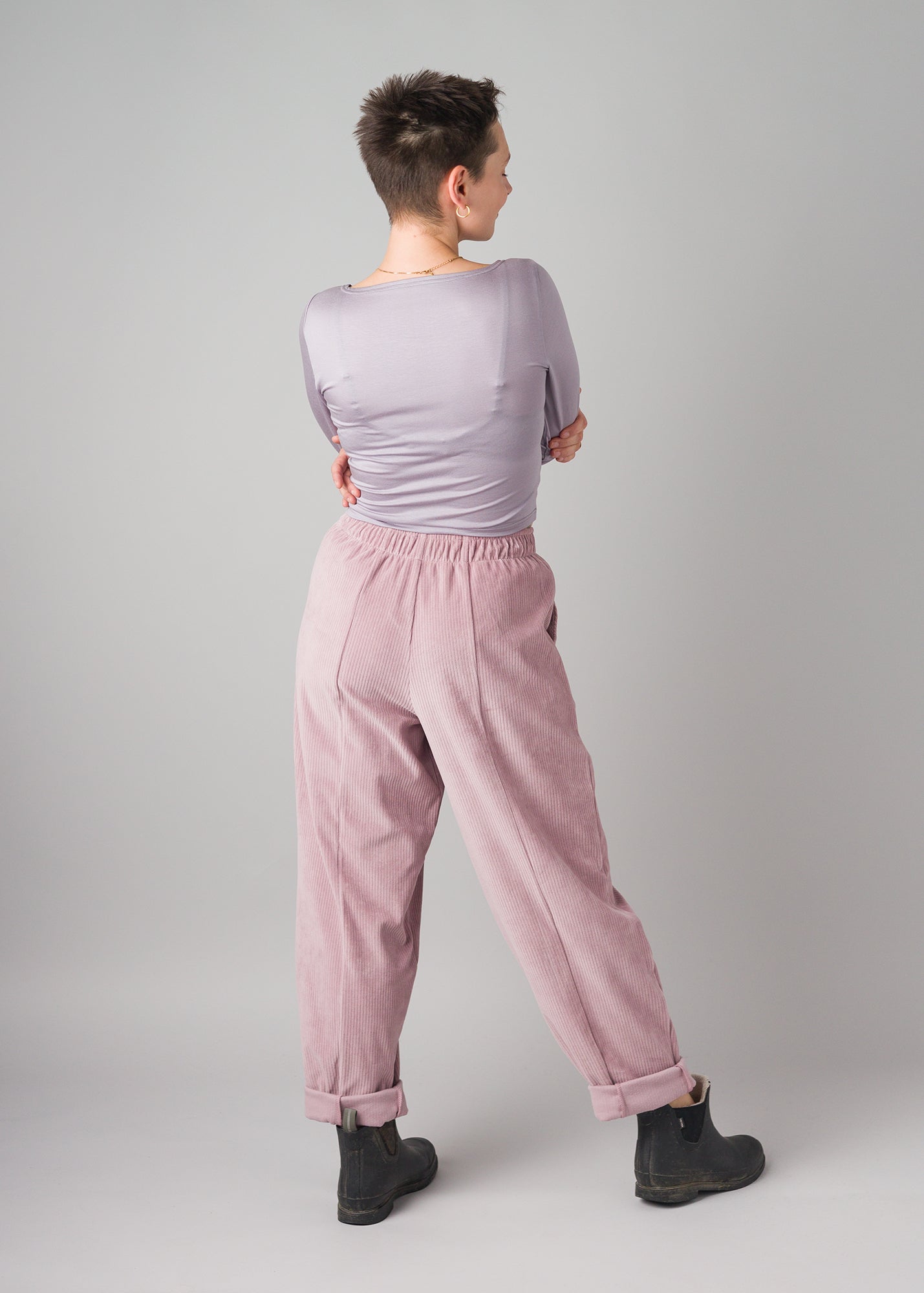 Melly trägt auf dem Foto 'Conni' Größe S, Tenceljersey flieder und 'Betty' Größe S, Velvet-Cord flieder