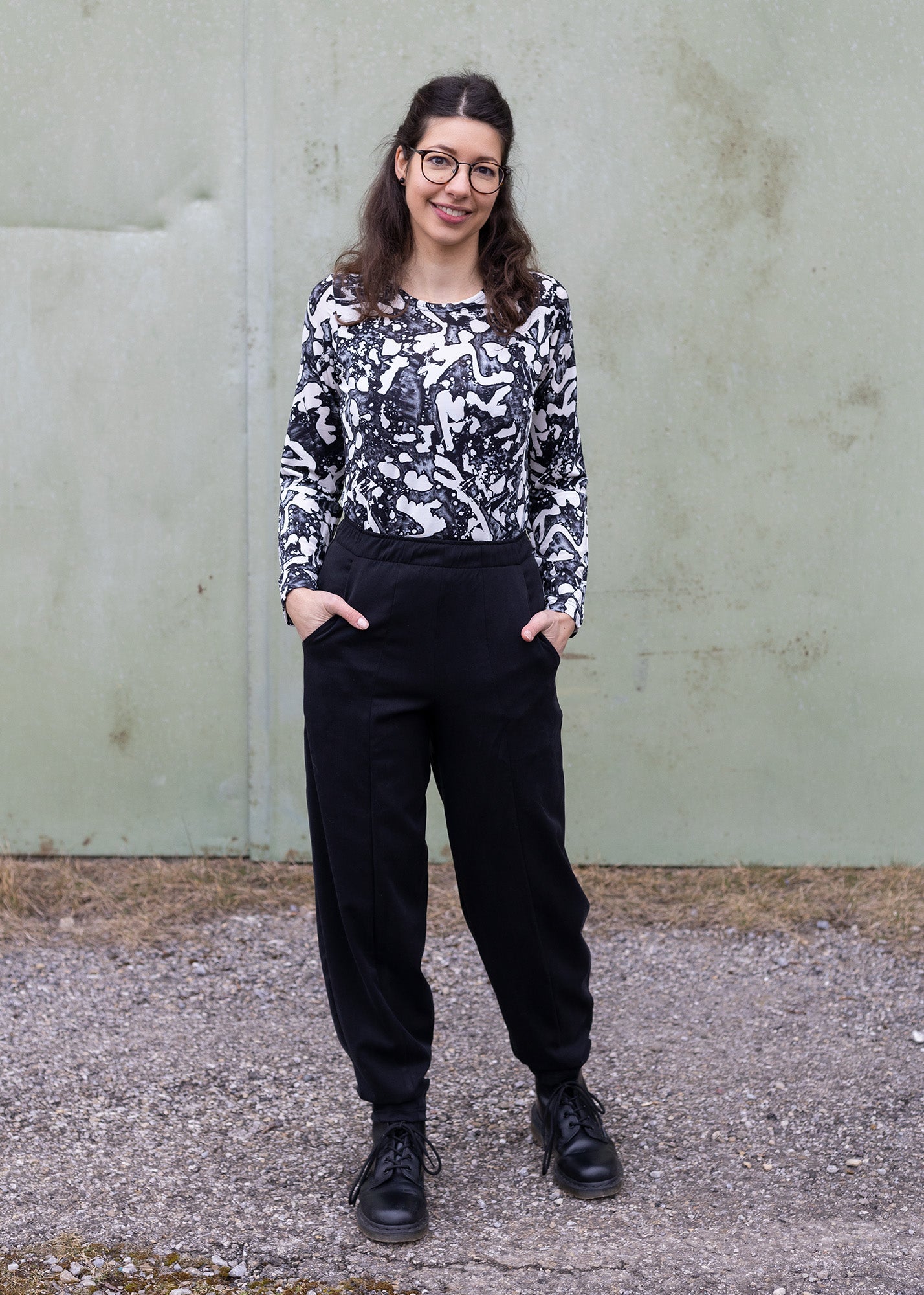 Mel trägt auf dem Foto 'Betty' Größe XS, Tenceltwill schwarz