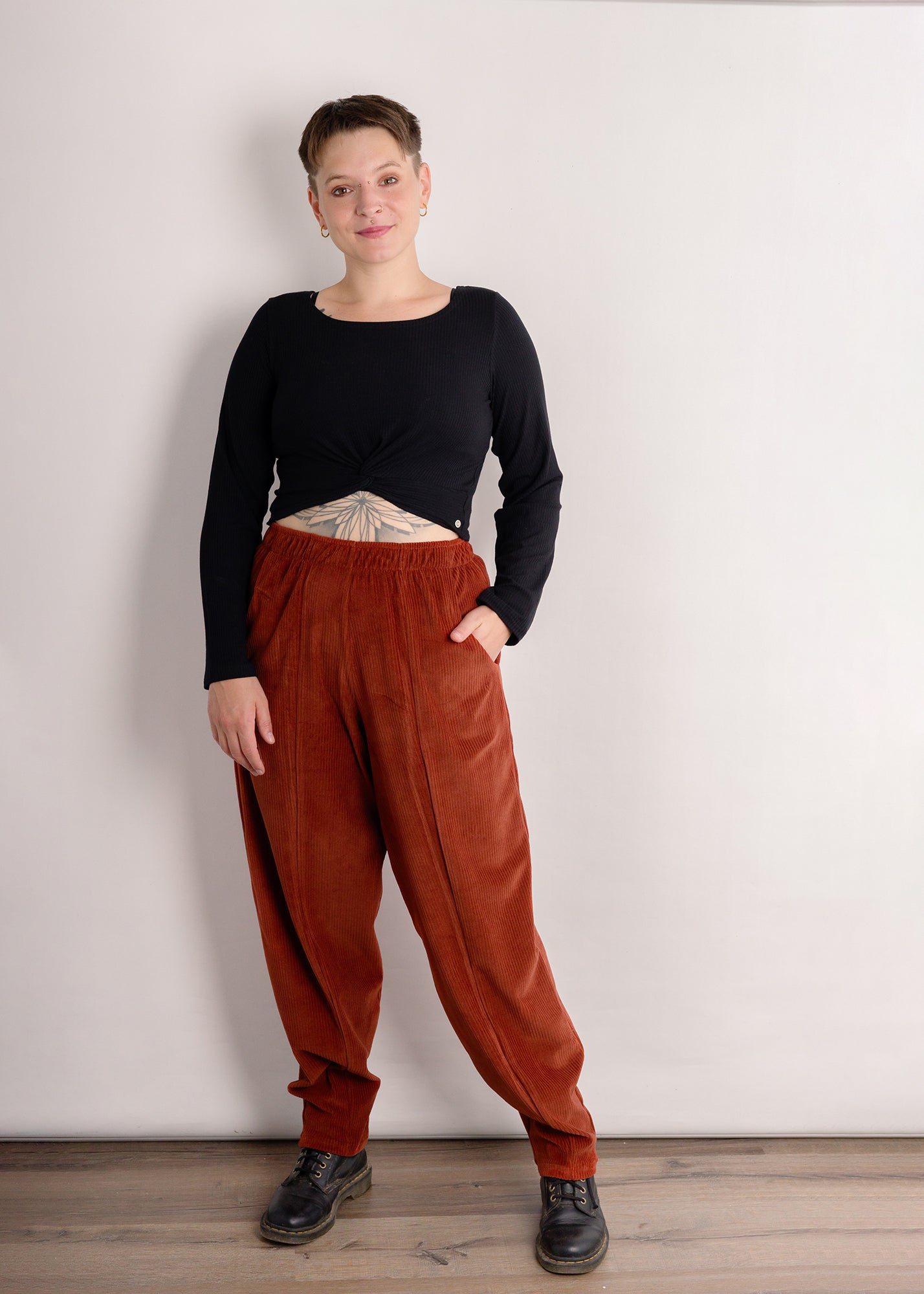 Melly trägt auf dem Foto 'Betty' Größe M, Velvet-Cord rostrot und 'Clara' Größe S, Rippjersey schwarz