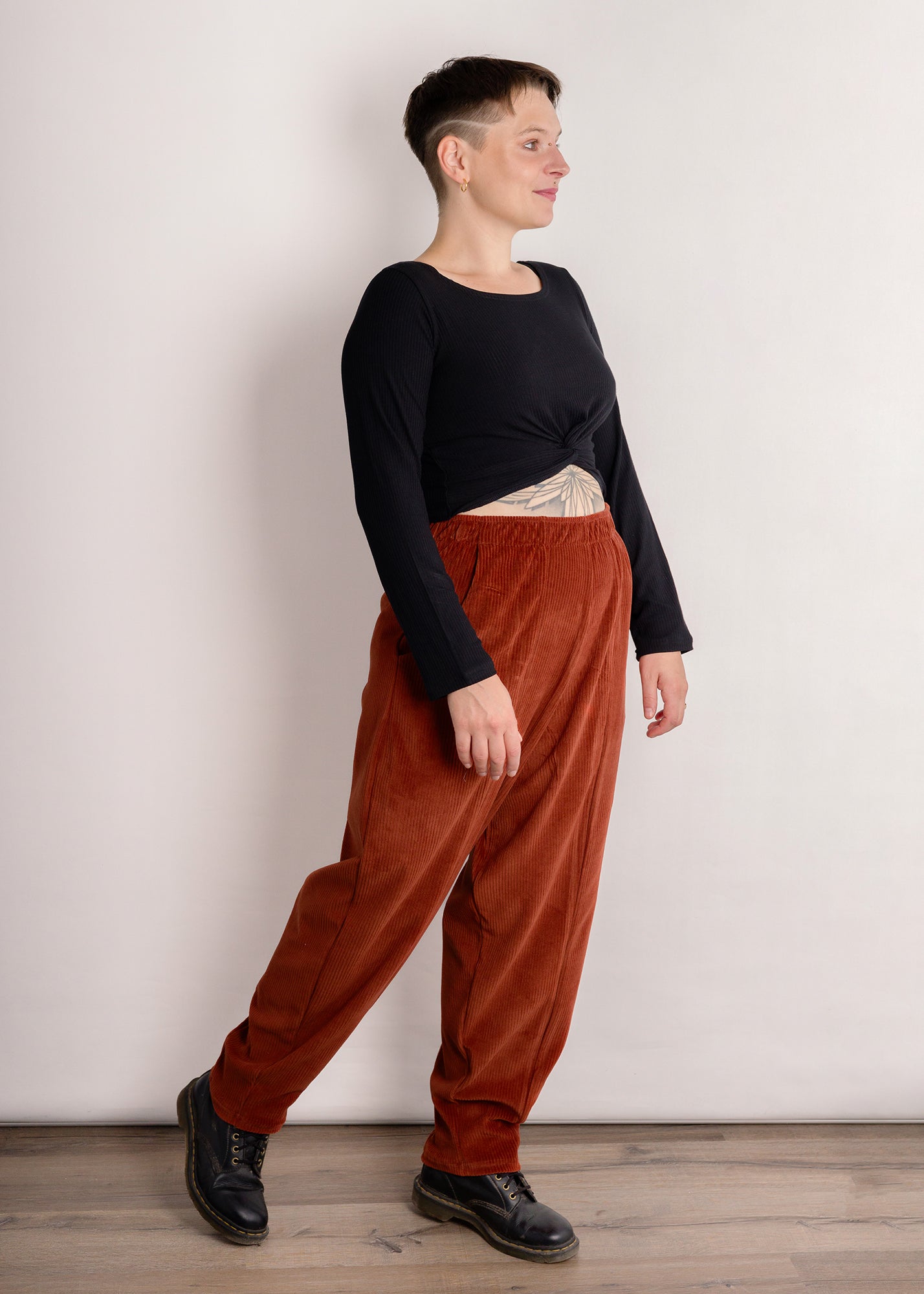 Melly trägt auf dem Foto 'Betty' Größe M, Velvet-Cord rostrot und 'Clara' Größe S, Rippjersey schwarz