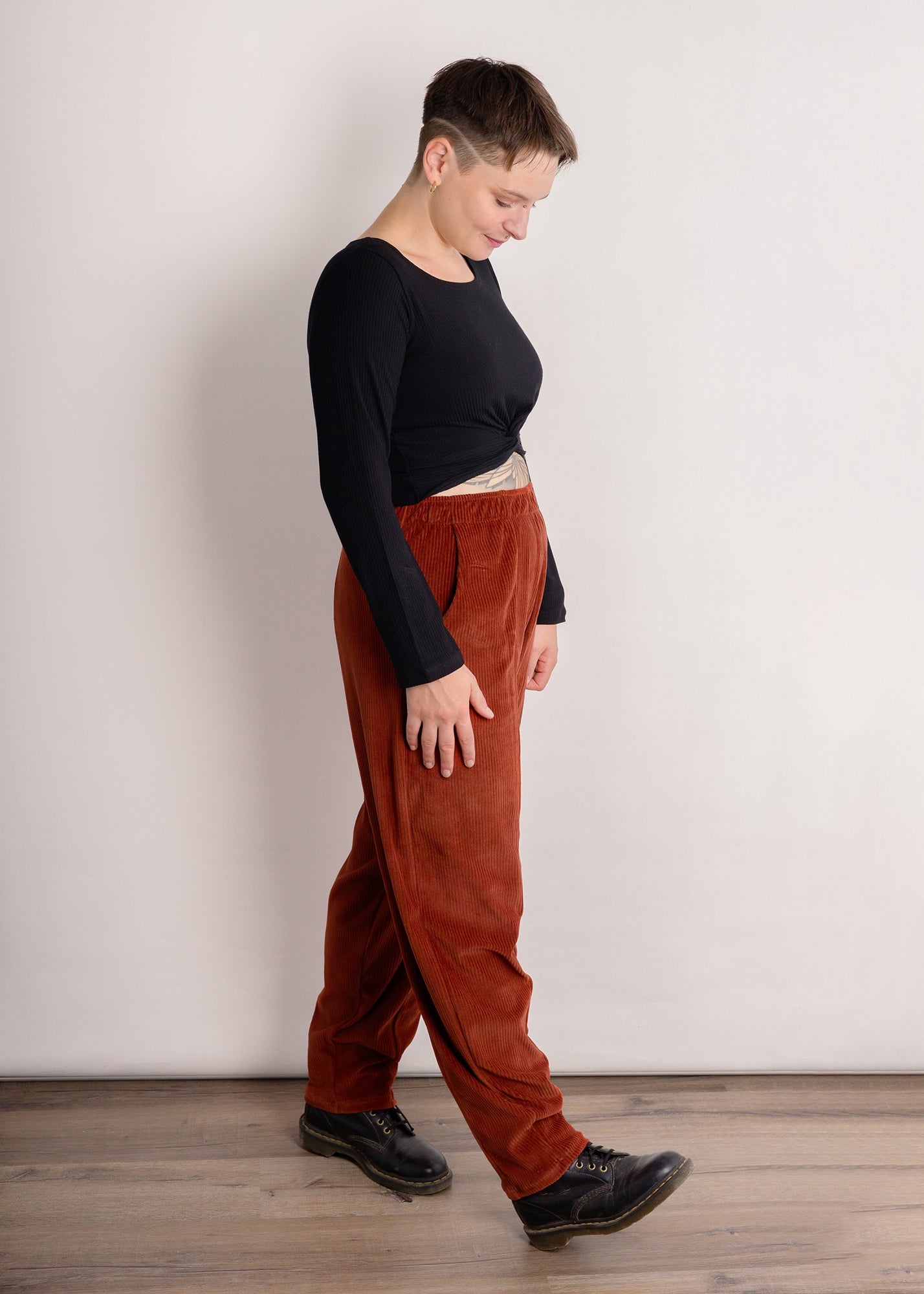 Melly trägt auf dem Foto 'Betty' Größe M, Velvet-Cord rostrot und 'Clara' Größe S, Rippjersey schwarz