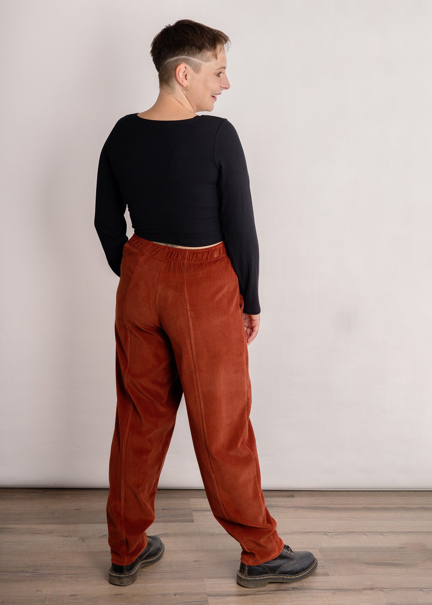 Melly trägt auf dem Foto 'Betty' Größe M, Velvet-Cord rostrot und 'Clara' Größe S, Rippjersey schwarz