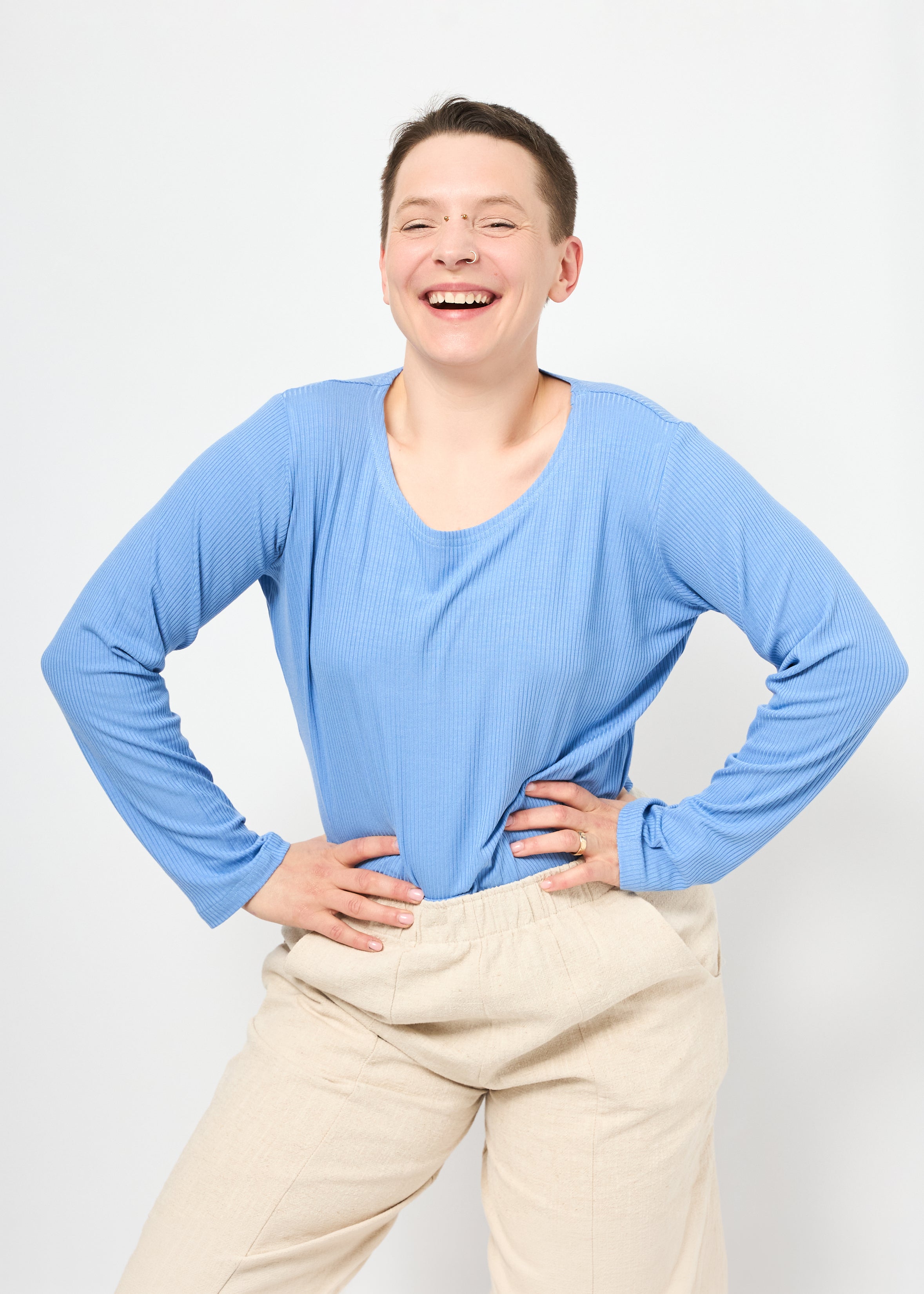 Melly trägt Bina Rippjersey
babyblau in Größe L