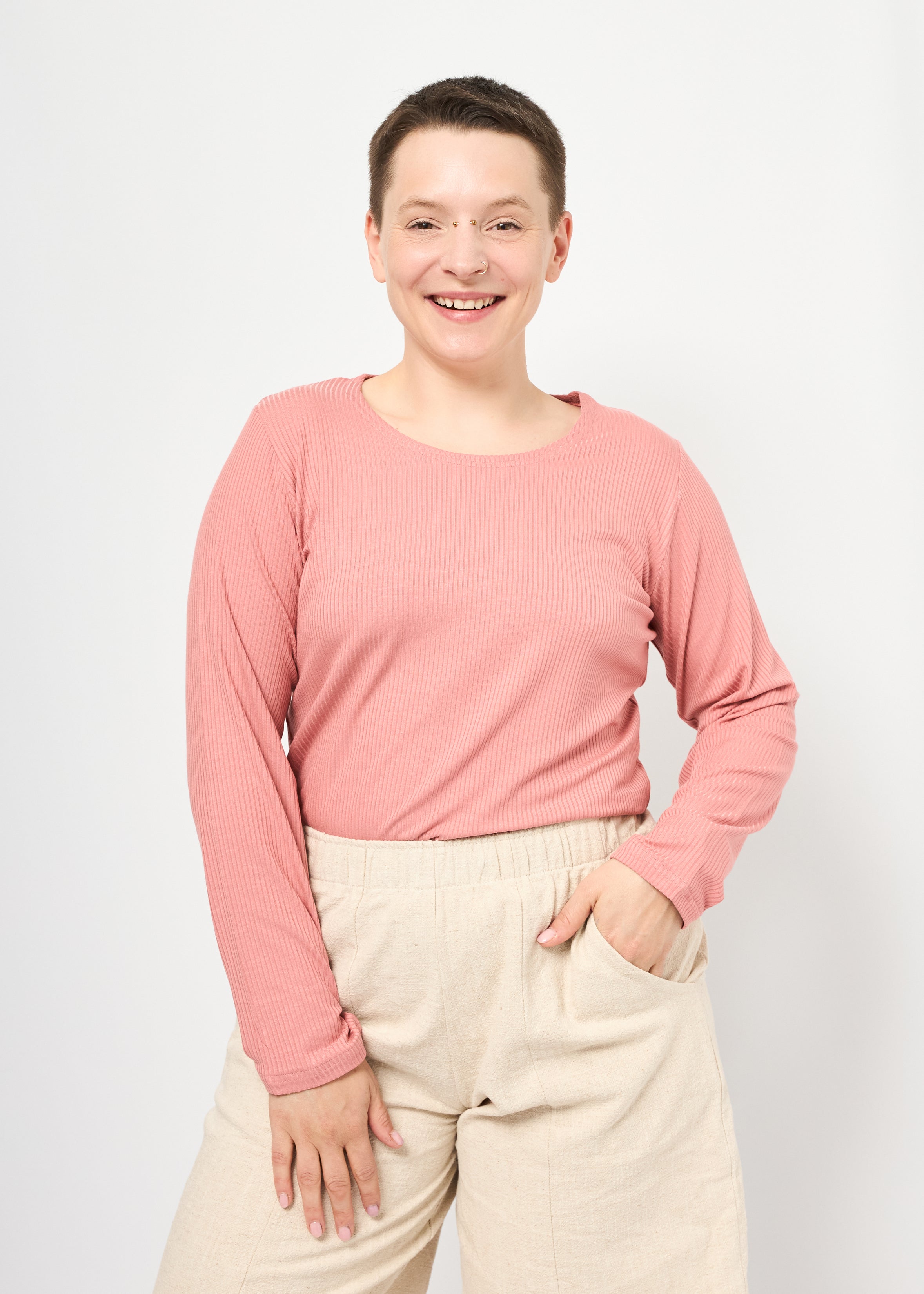 Melly trägt Bina Rippjersey
Dusty Rose in Größe L