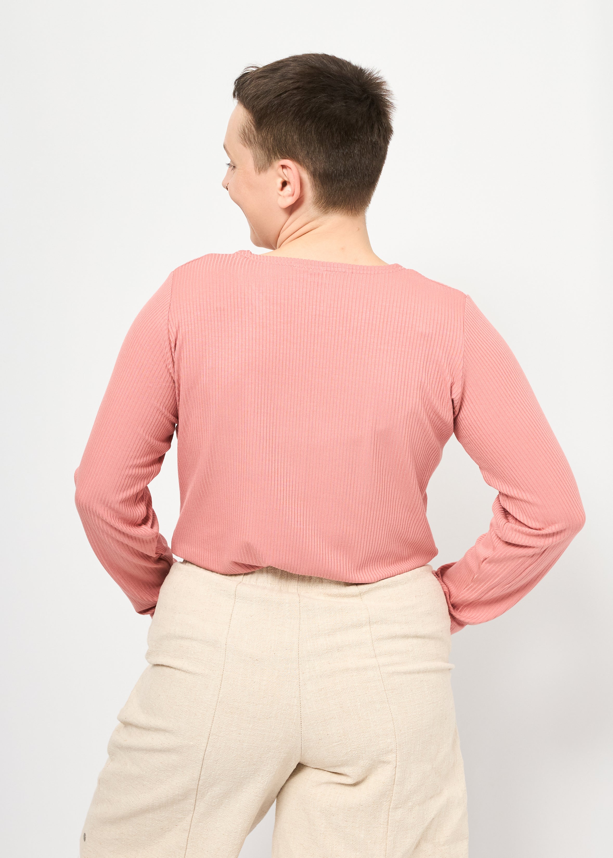 Melly trägt Bina Rippjersey
Dusty Rose in Größe L