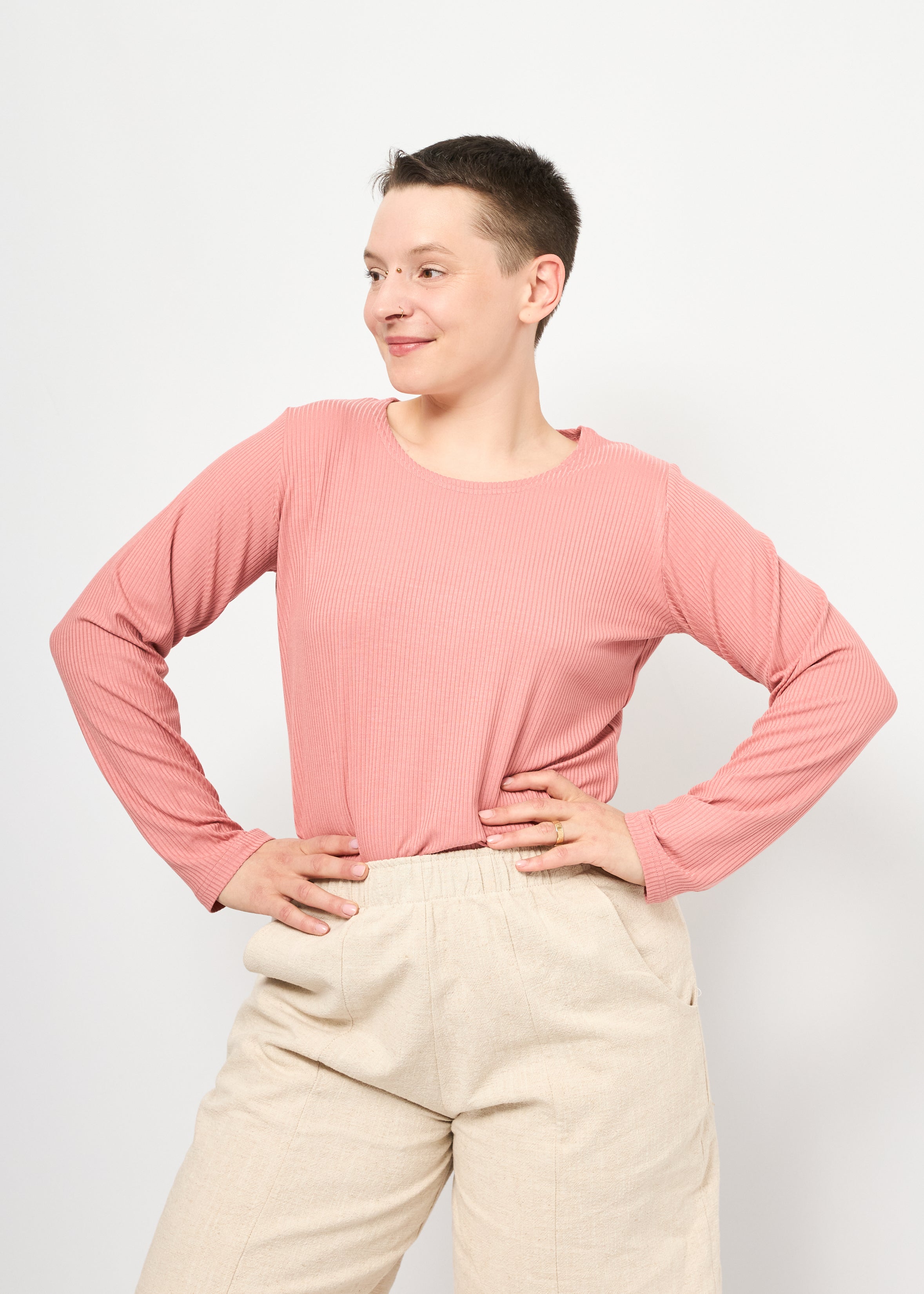 Melly trägt Bina Rippjersey
Dusty Rose in Größe L