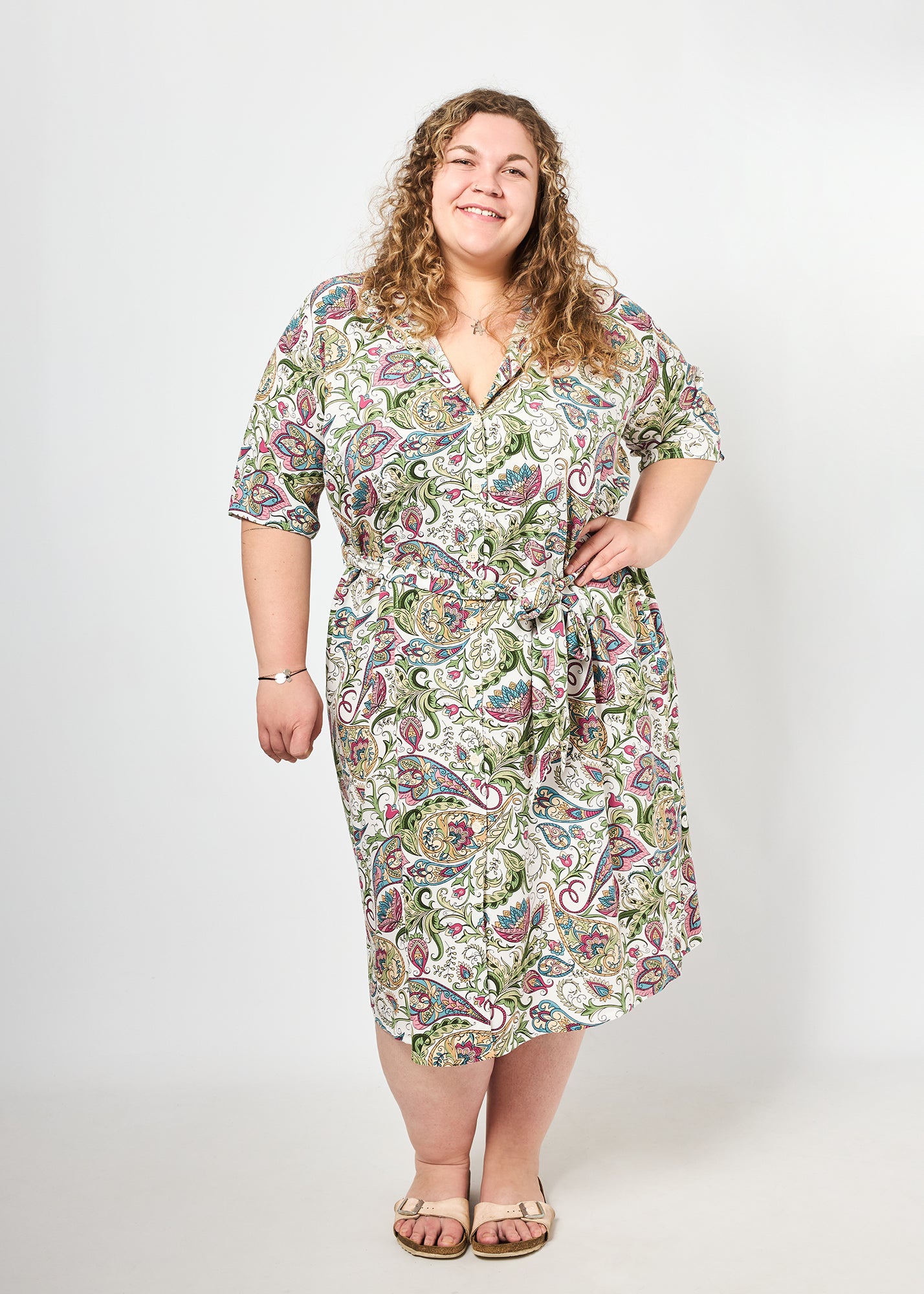 Vroni trägt auf dem Foto 'Briana' Größe 4XL, Muster 'Paisley Creme'