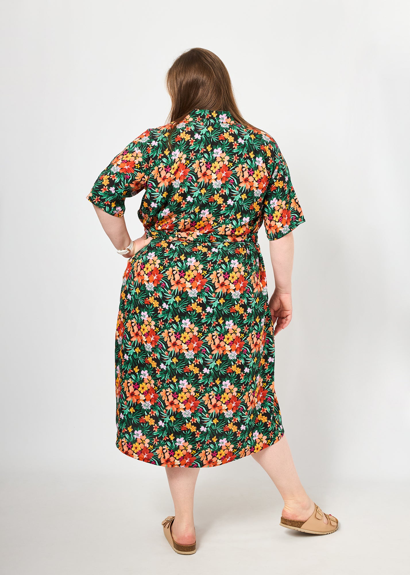 Dunja trägt auf dem Foto 'Briana' Größe XXXL, Muster 'Blumen schwarz'