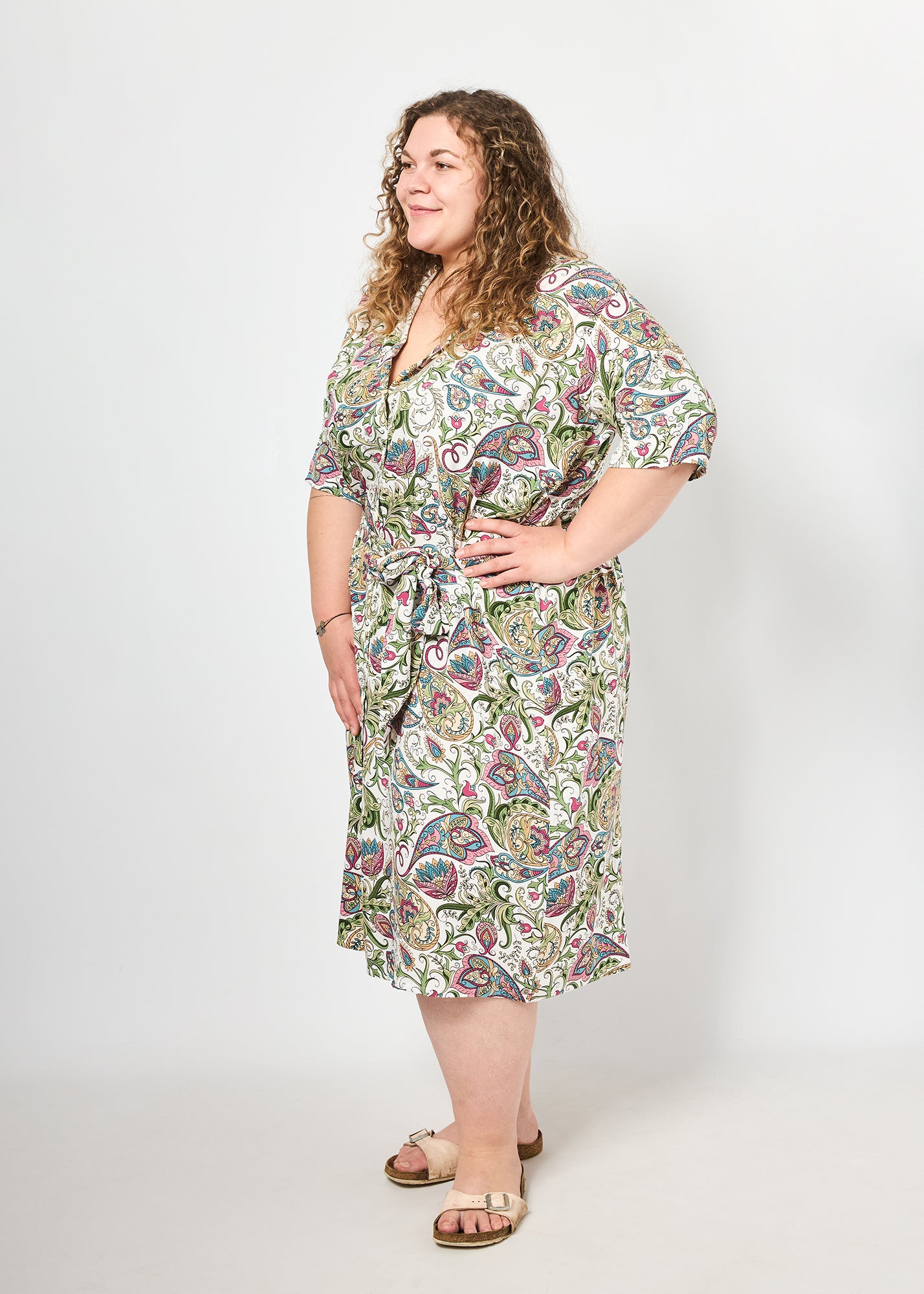 Vroni trägt auf dem Foto 'Briana' Größe 4XL, Muster 'Paisley Creme'