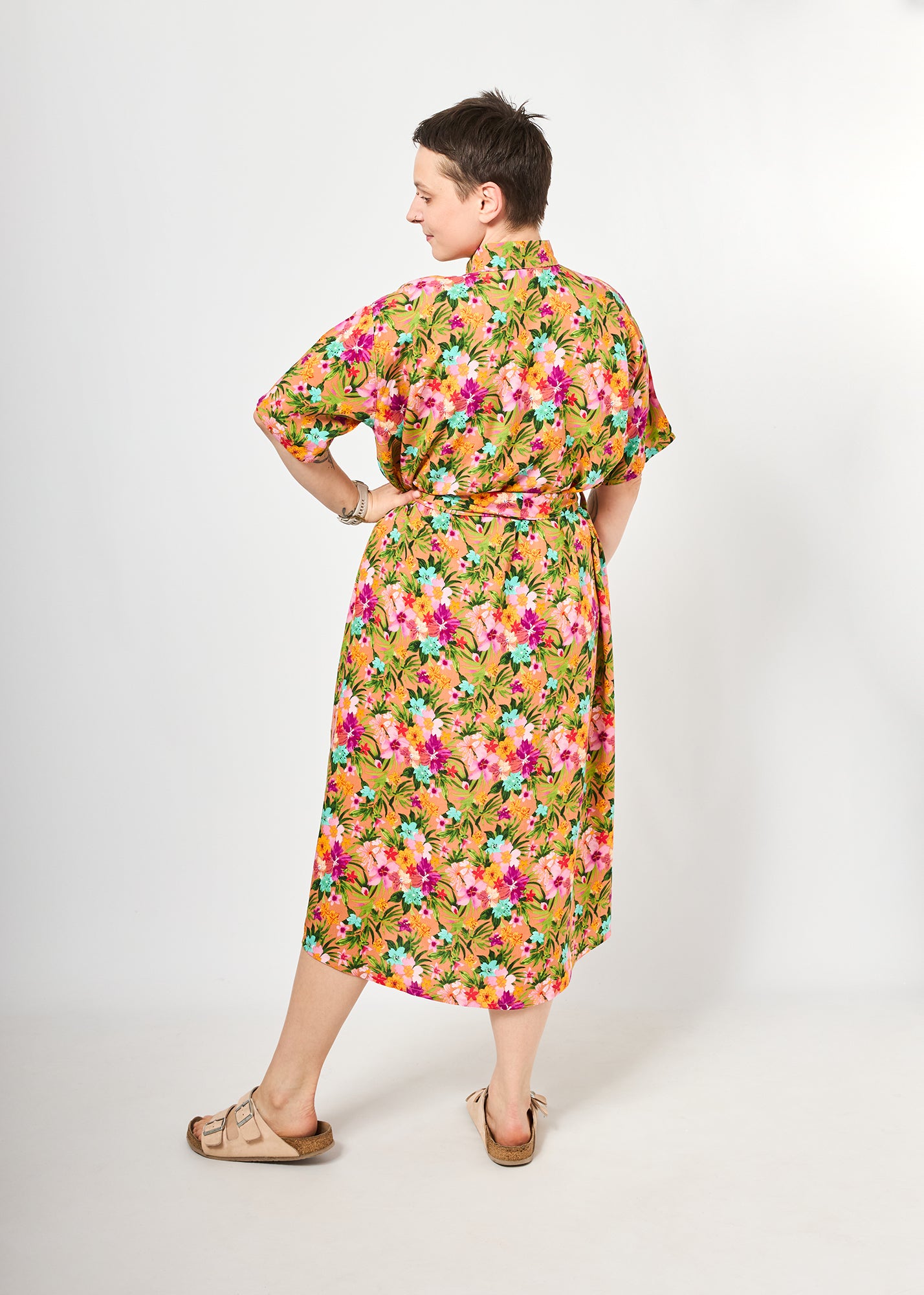 Melly trägt auf dem Foto 'Briana' Größe M, Muster 'Paisley Terra'