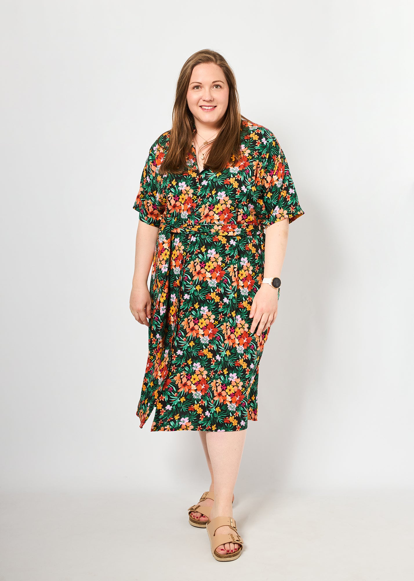 Dunja trägt auf dem Foto 'Briana' Größe XXXL, Muster 'Blumen schwarz'