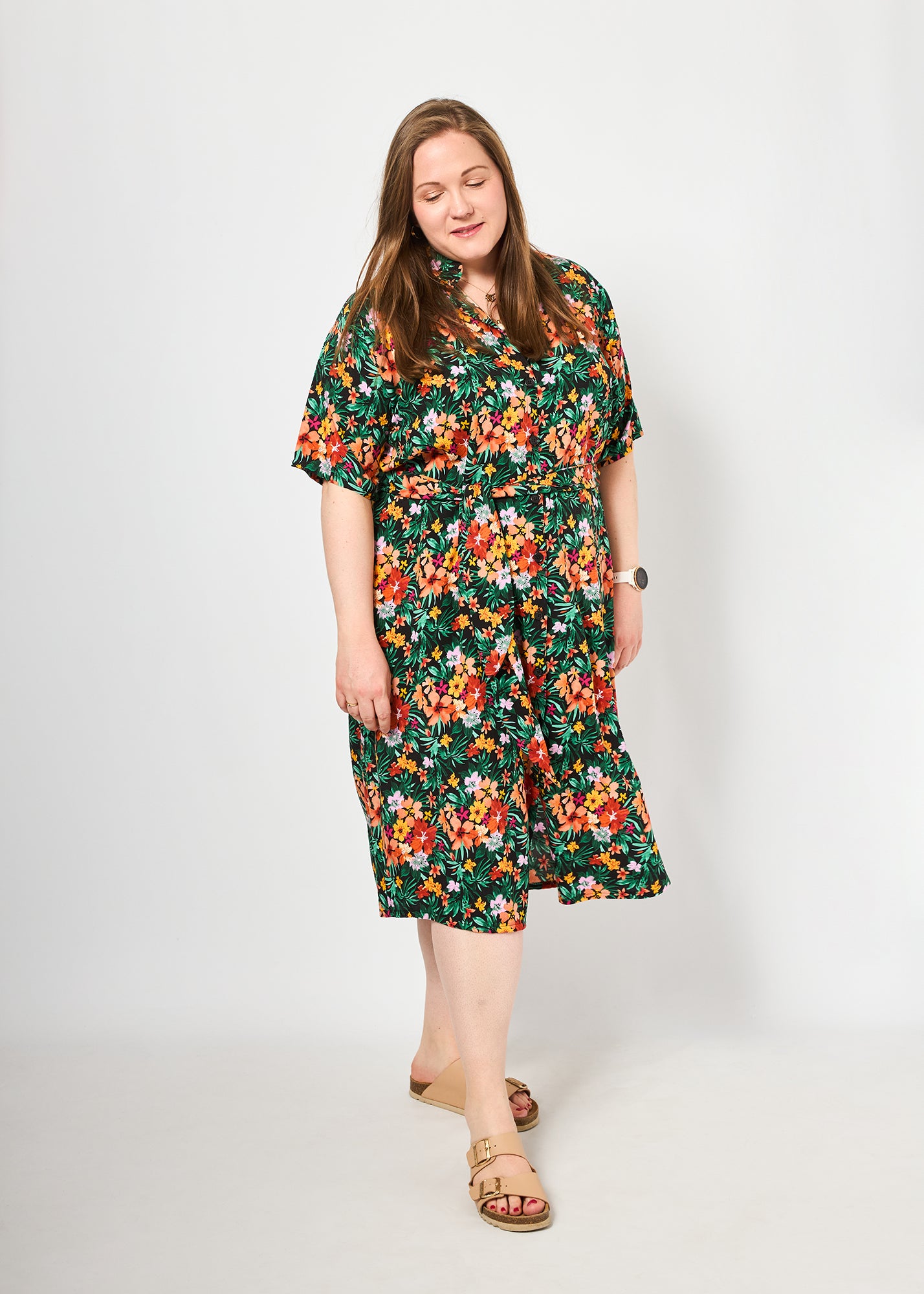 Dunja trägt auf dem Foto 'Briana' Größe XXXL, Muster 'Blumen schwarz'