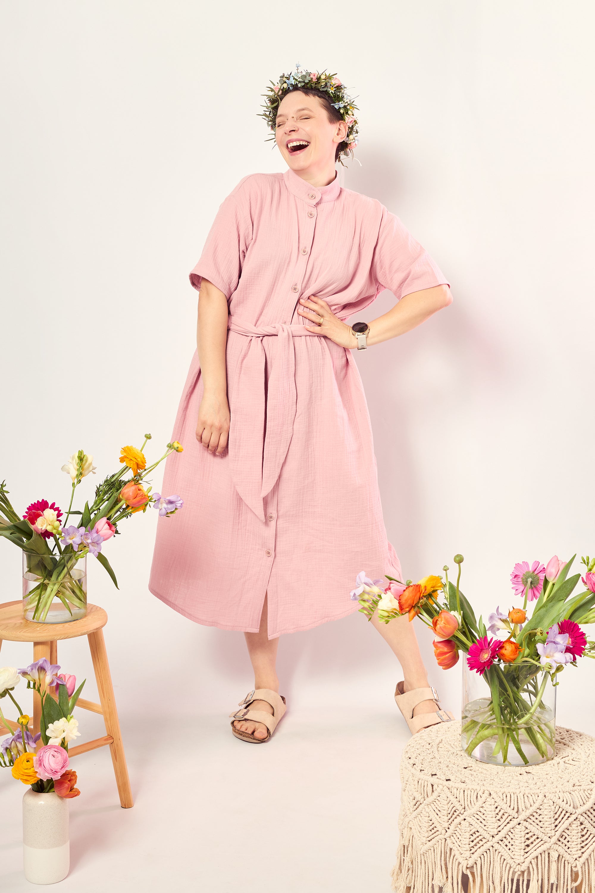 Melly trägt auf dem Foto 'Briana' Größe M, Musselin 'altrosa'