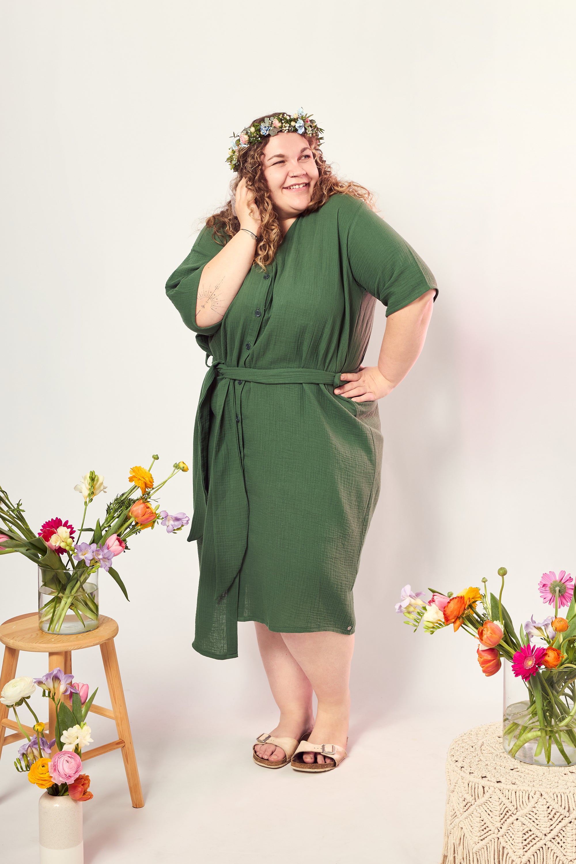 Vroni trägt auf dem Foto 'Briana' Größe 4XL, Musselin 'tannengrün'