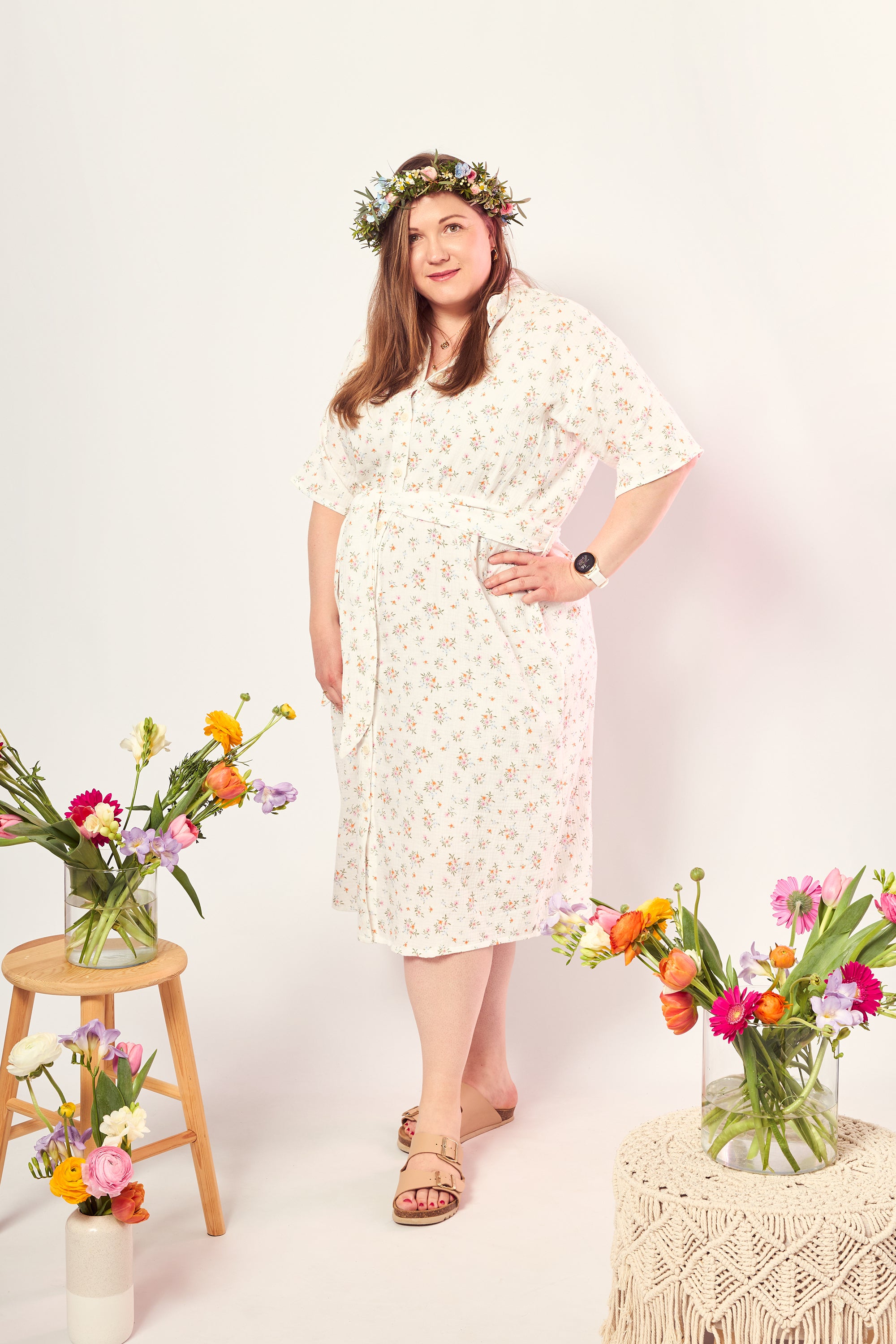 Dunja trägt auf dem Foto 'Briana' Größe XXXL, Musselin 'Blümchen'