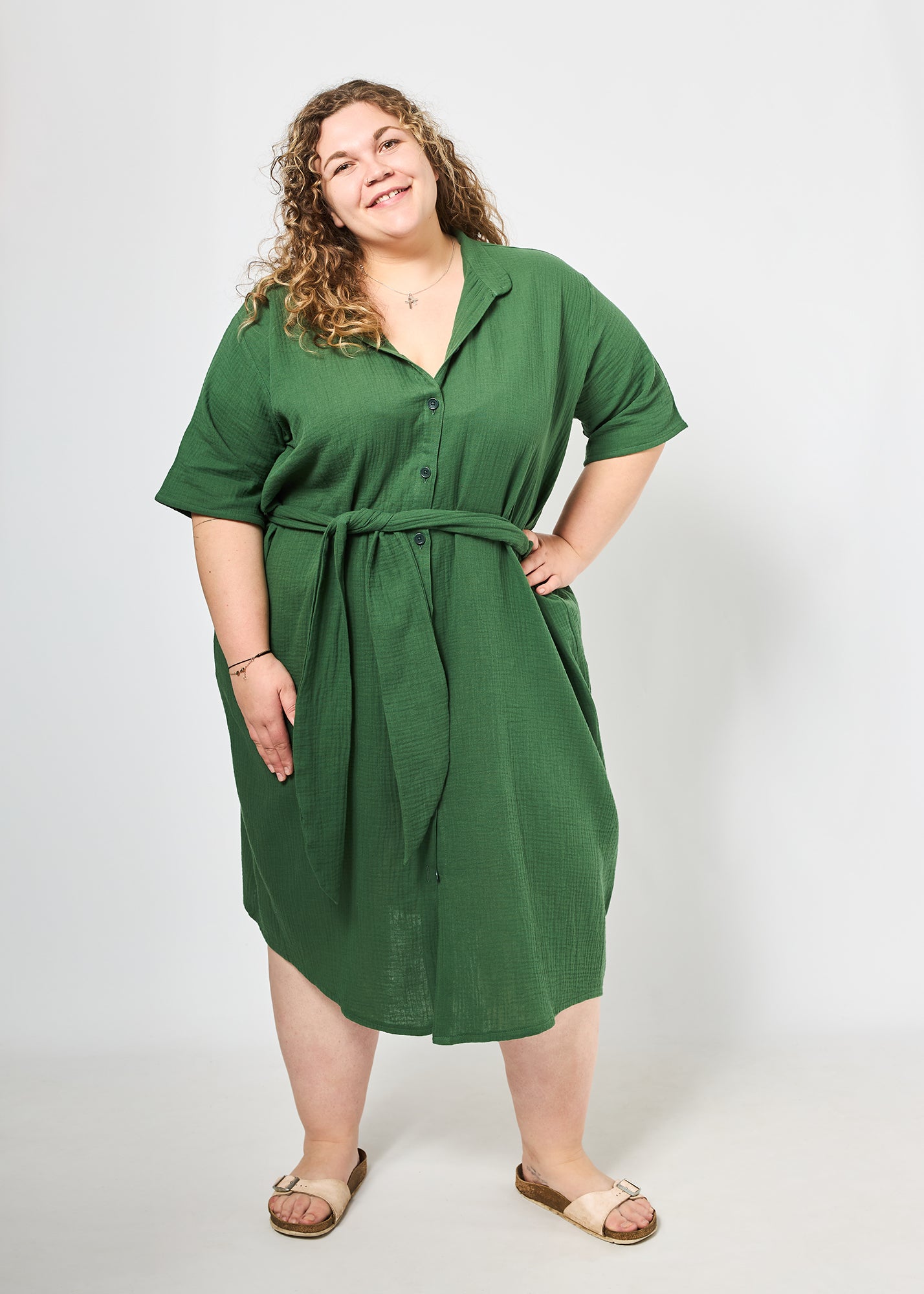 Vroni trägt auf dem Foto 'Briana' Größe 4XL, Musselin 'tannengrün'