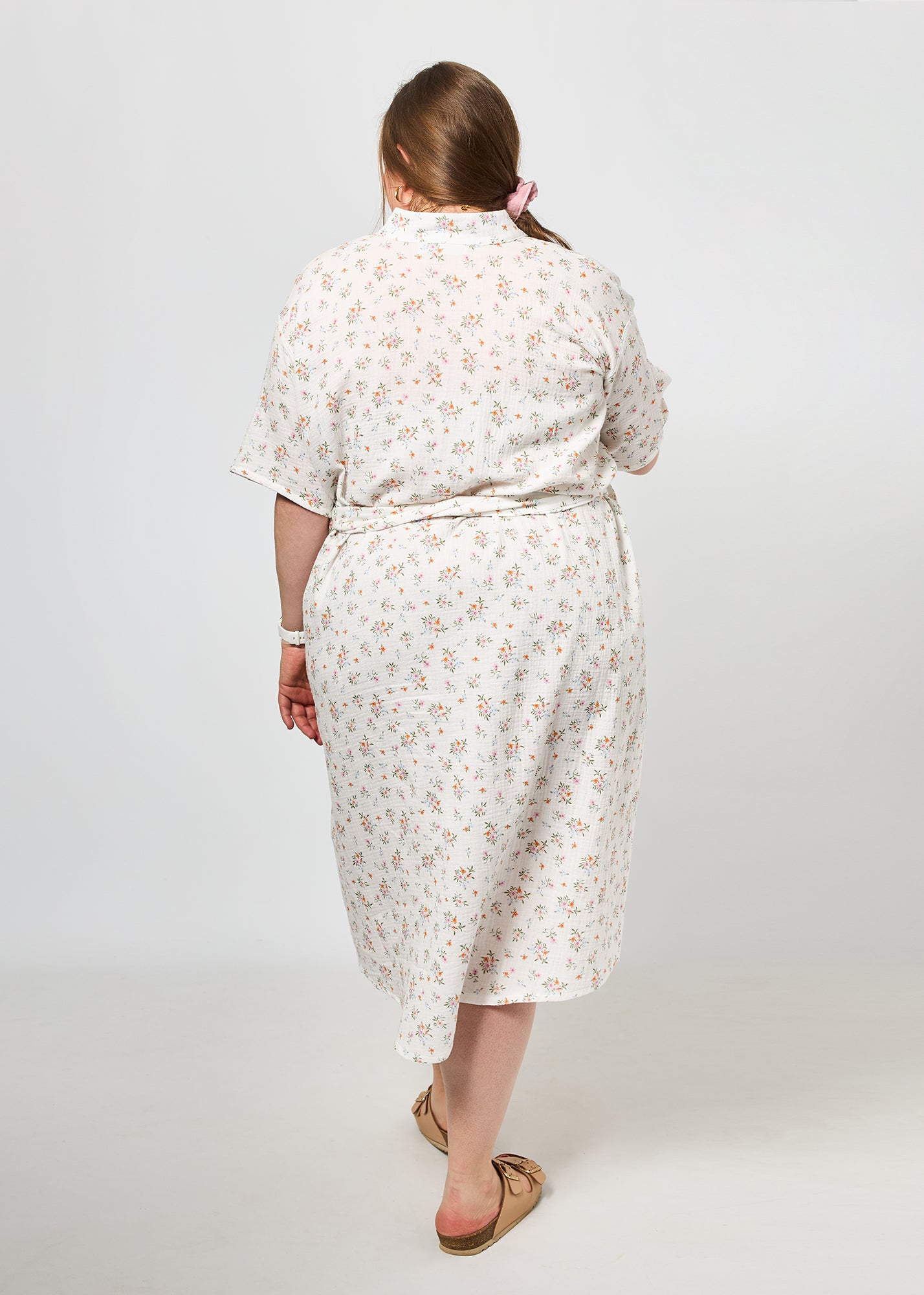 Dunja trägt auf dem Foto 'Briana' Größe XXXL, Musselin 'Blümchen'