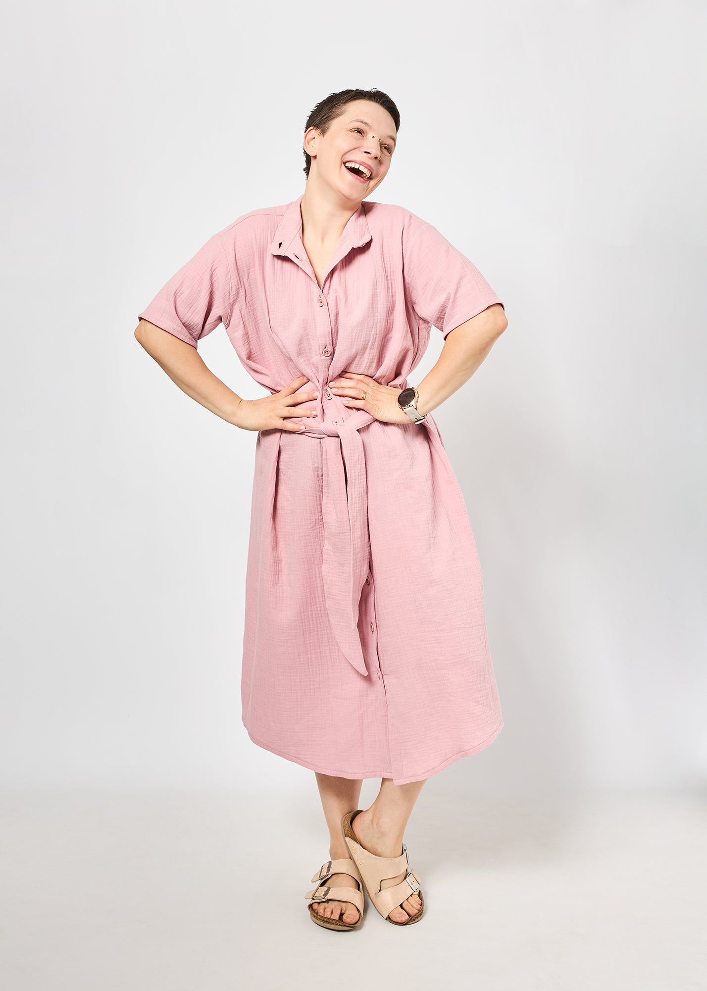 Melly trägt auf dem Foto 'Briana' Größe M, Musselin 'altrosa'