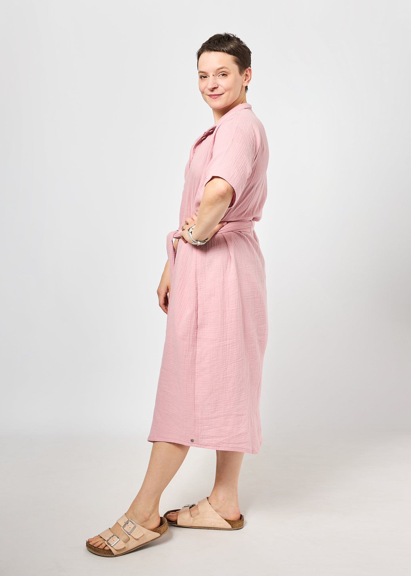 Melly trägt auf dem Foto 'Briana' Größe M, Musselin 'altrosa'