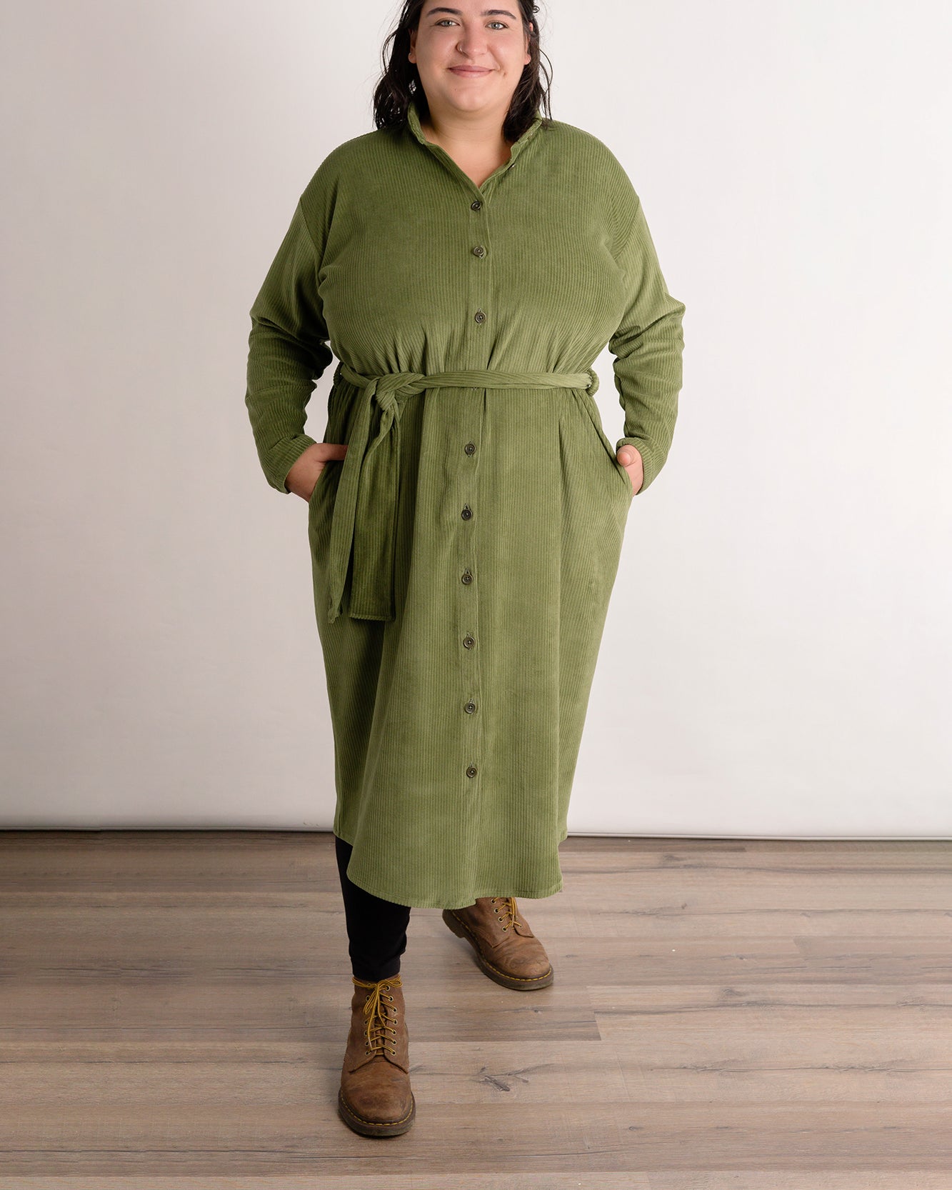 Flores trägt auf dem Foto 'Briana' Größe XXL, Velvet-Cord grün