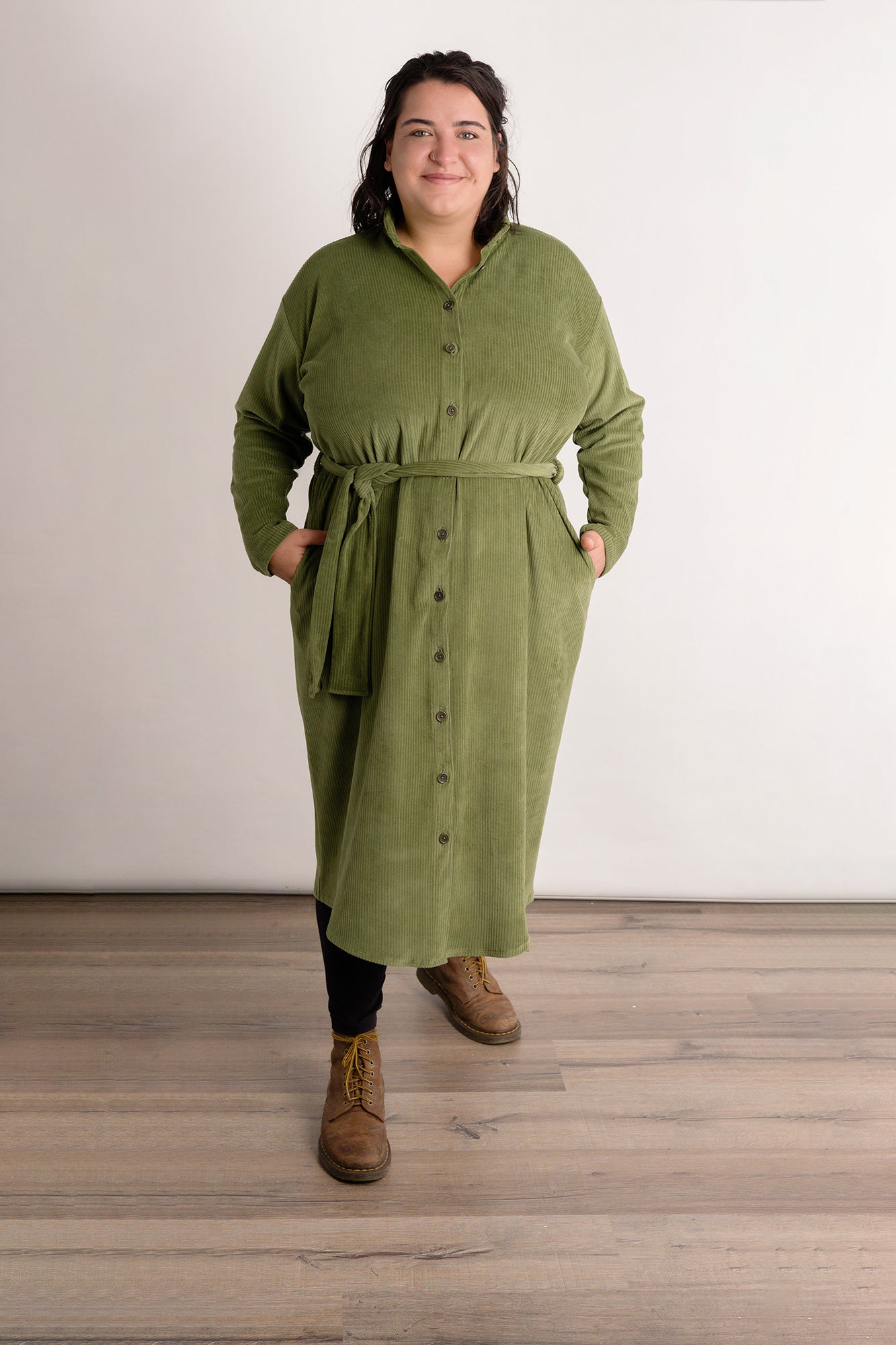 Flores trägt auf dem Foto 'Briana' Größe XXL, Velvet-Cord grün