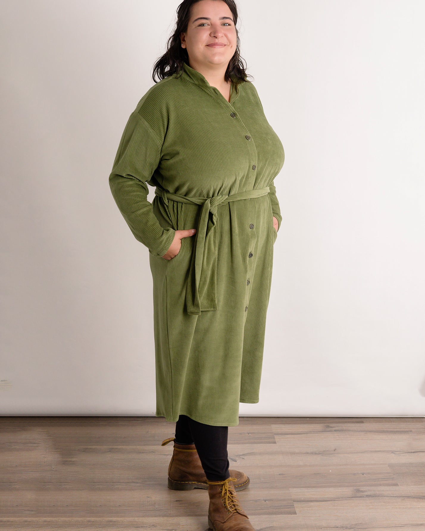 Flores trägt auf dem Foto 'Briana' Größe XXL, Velvet-Cord grün