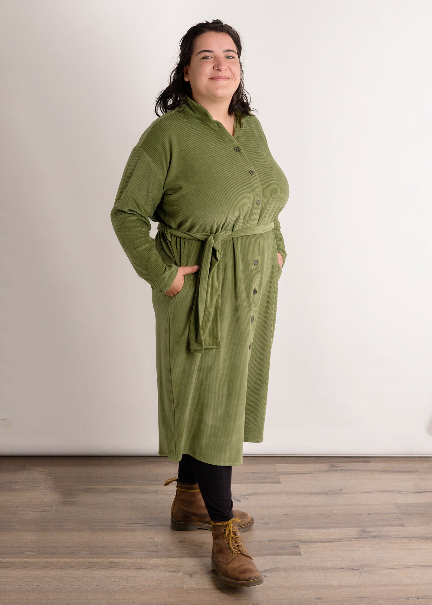 Flores trägt auf dem Foto 'Briana' Größe XXL, Velvet-Cord grün