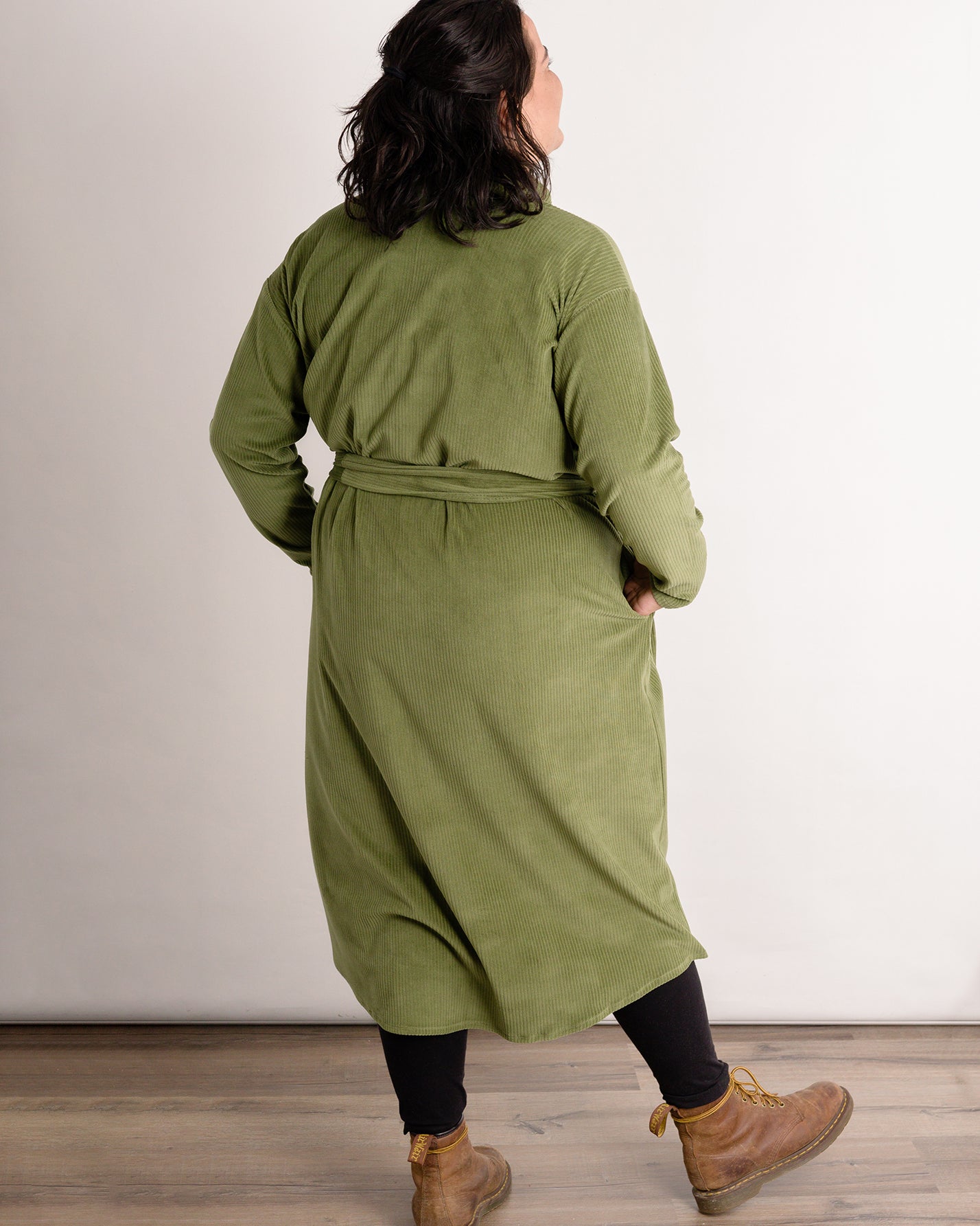 Flores trägt auf dem Foto 'Briana' Größe XXL, Velvet-Cord grün