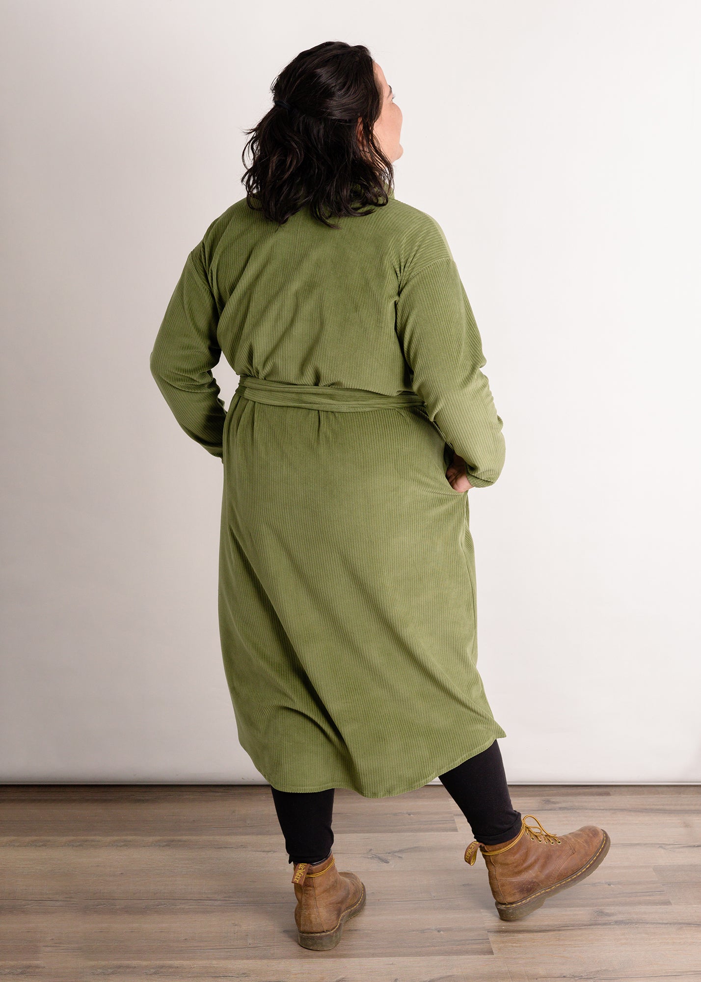 Flores trägt auf dem Foto 'Briana' Größe XXL, Velvet-Cord grün