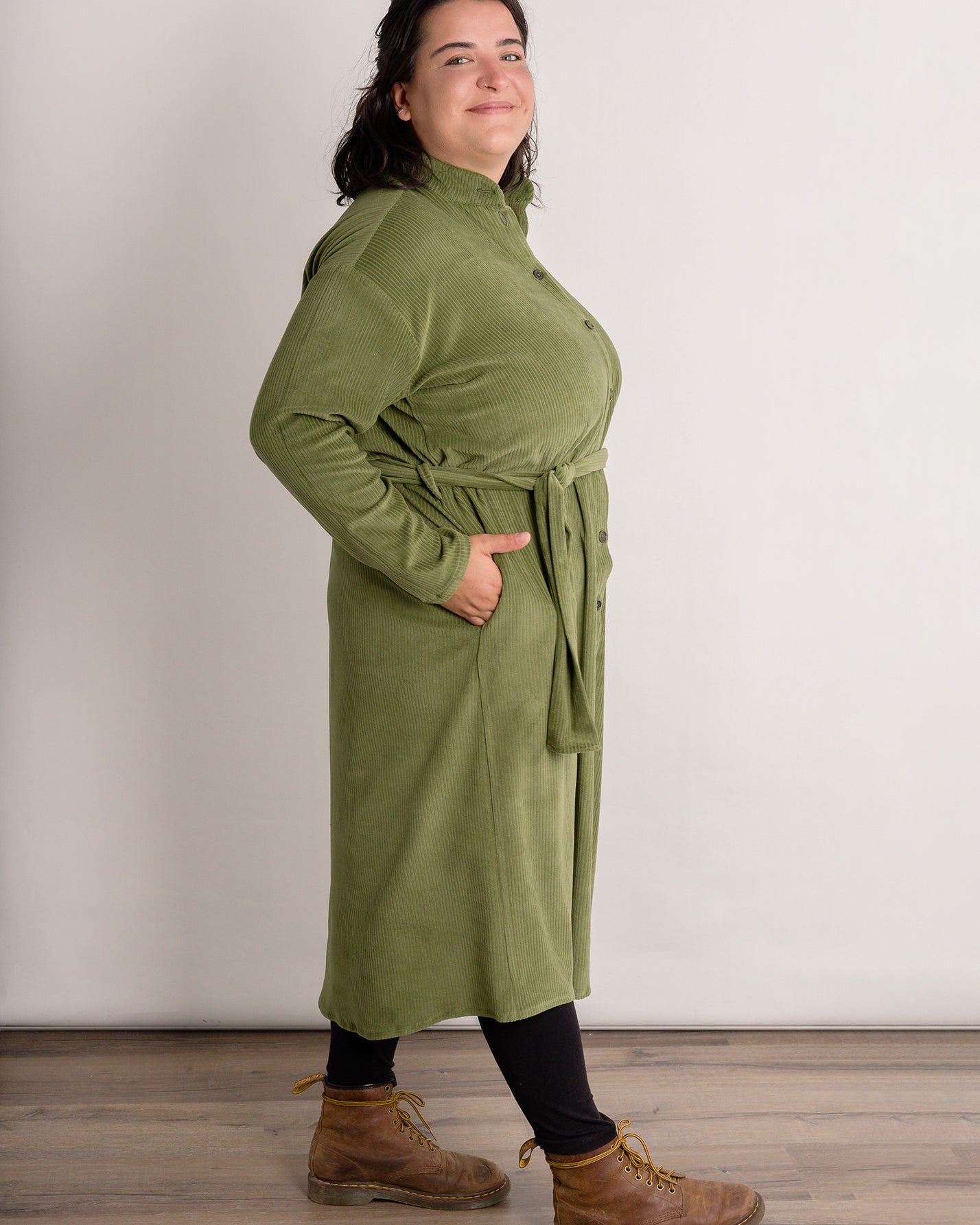 Flores trägt auf dem Foto 'Briana' Größe XXL, Velvet-Cord grün