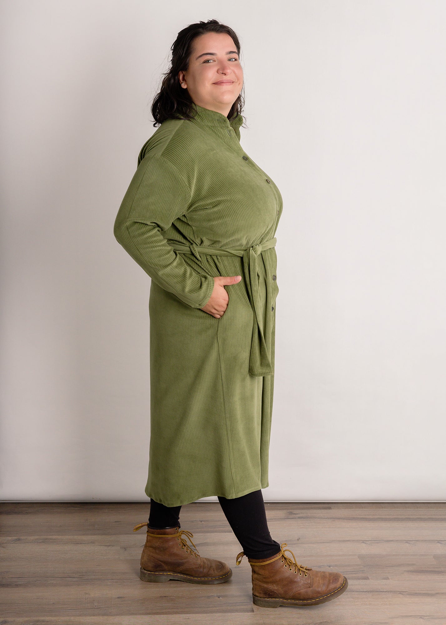 Flores trägt auf dem Foto 'Briana' Größe XXL, Velvet-Cord grün