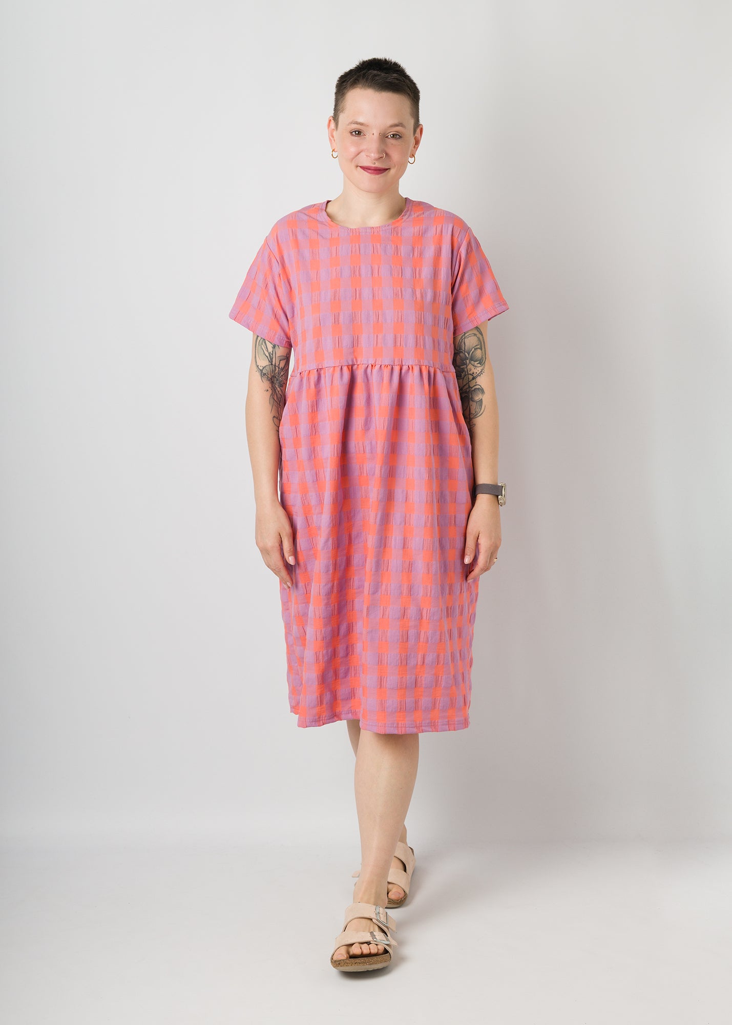 Melly trägt auf dem Foto 'Belinda', hohe Taille, Größe S -10cm, Seersucker 'koralle/flieder groß'