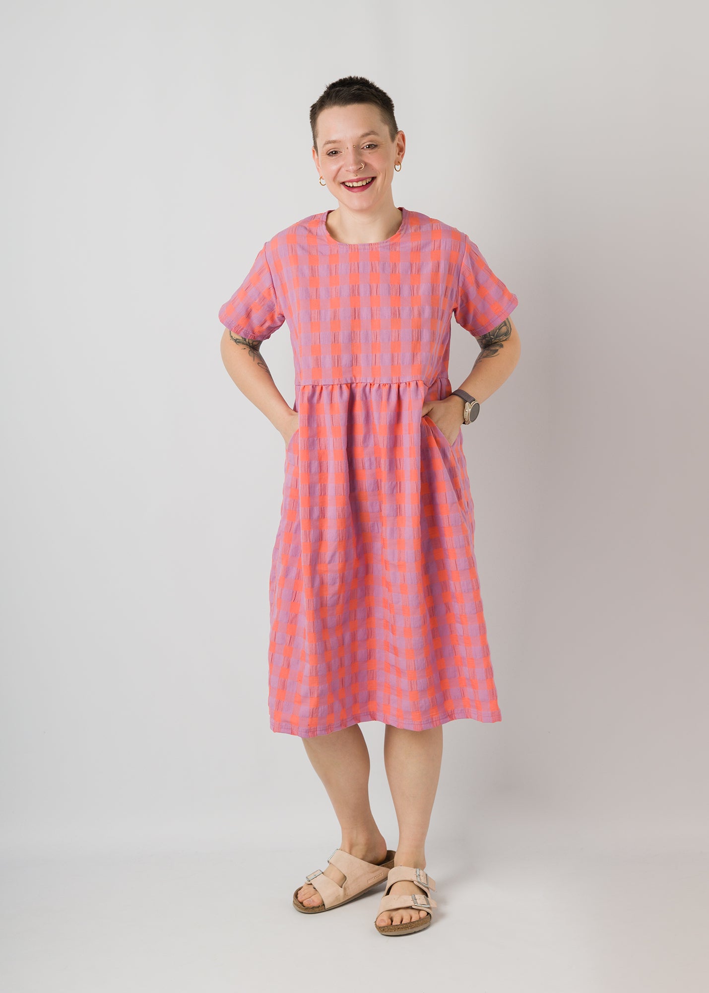 Melly trägt auf dem Foto 'Belinda', hohe Taille, Größe S -10cm, Seersucker 'koralle/flieder groß'