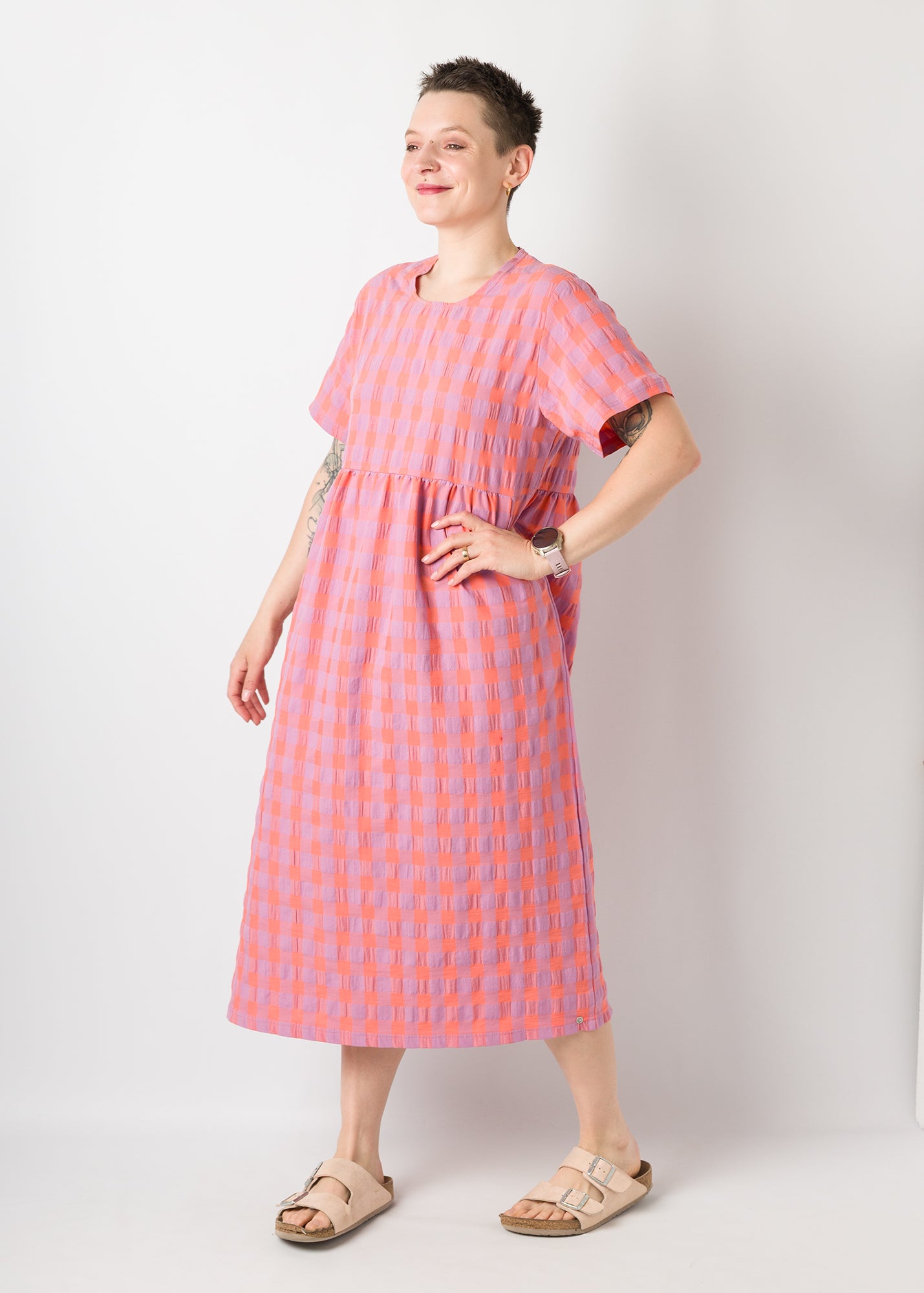 Melly trägt auf dem Foto 'Belinda', hohe Taille, Größe M+ 5cm, Seersucker 'koralle/flieder groß'