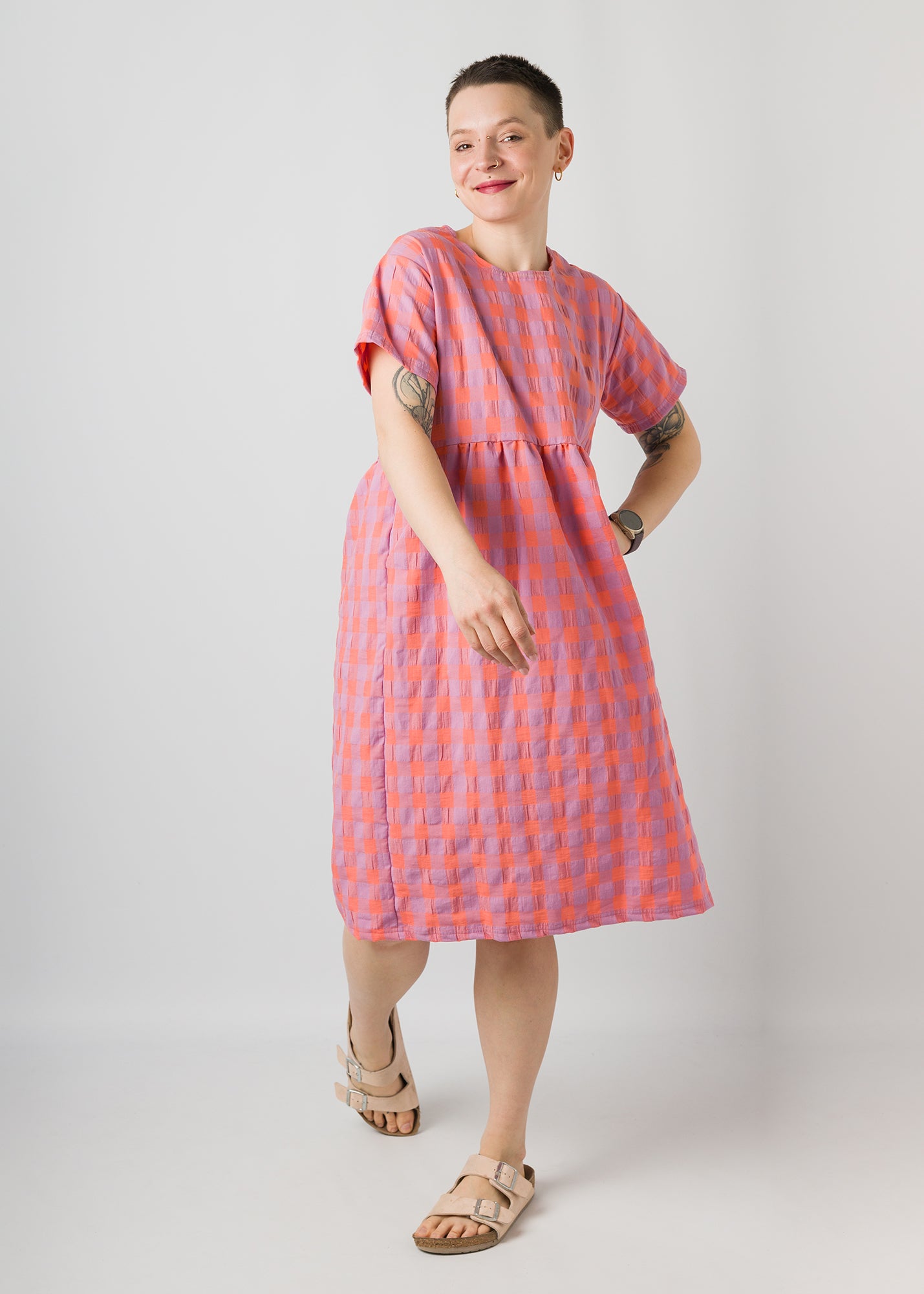Melly trägt auf dem Foto 'Belinda', hohe Taille, Größe S -10cm, Seersucker 'koralle/flieder groß'