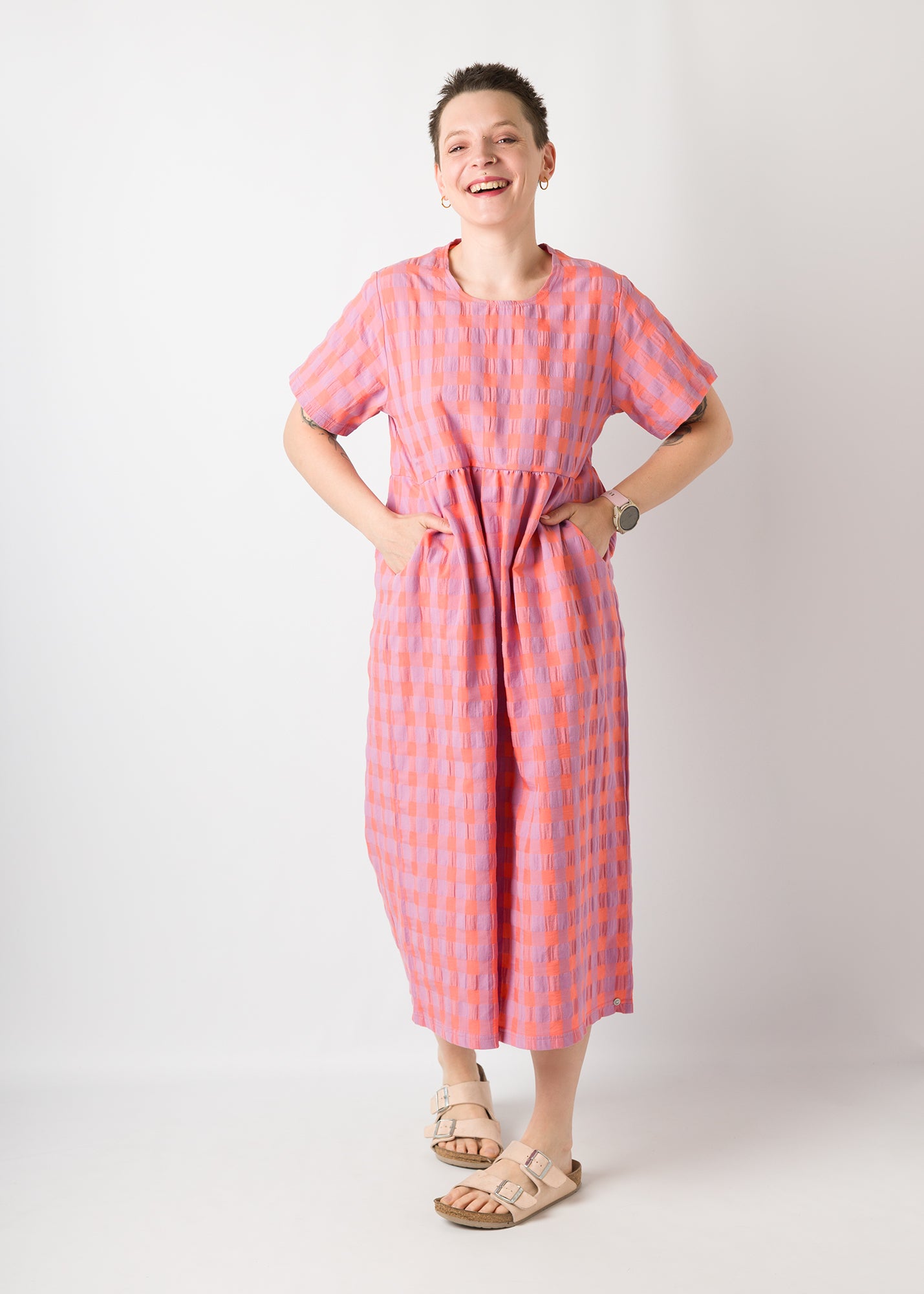 Melly trägt auf dem Foto 'Belinda', hohe Taille, Größe M+ 5cm, Seersucker 'koralle/flieder groß'