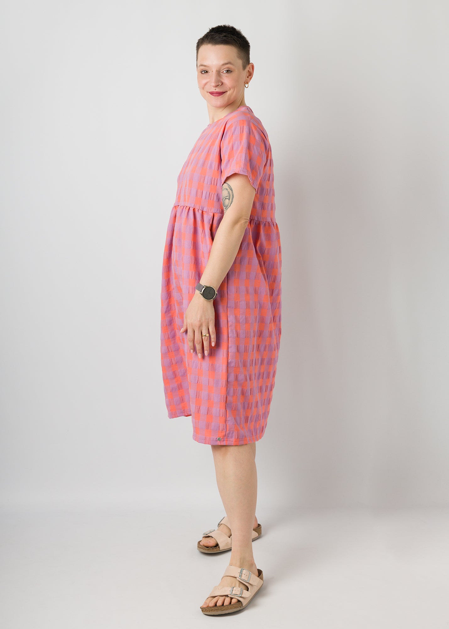 Melly trägt auf dem Foto 'Belinda', hohe Taille, Größe S -10cm, Seersucker 'koralle/flieder groß'