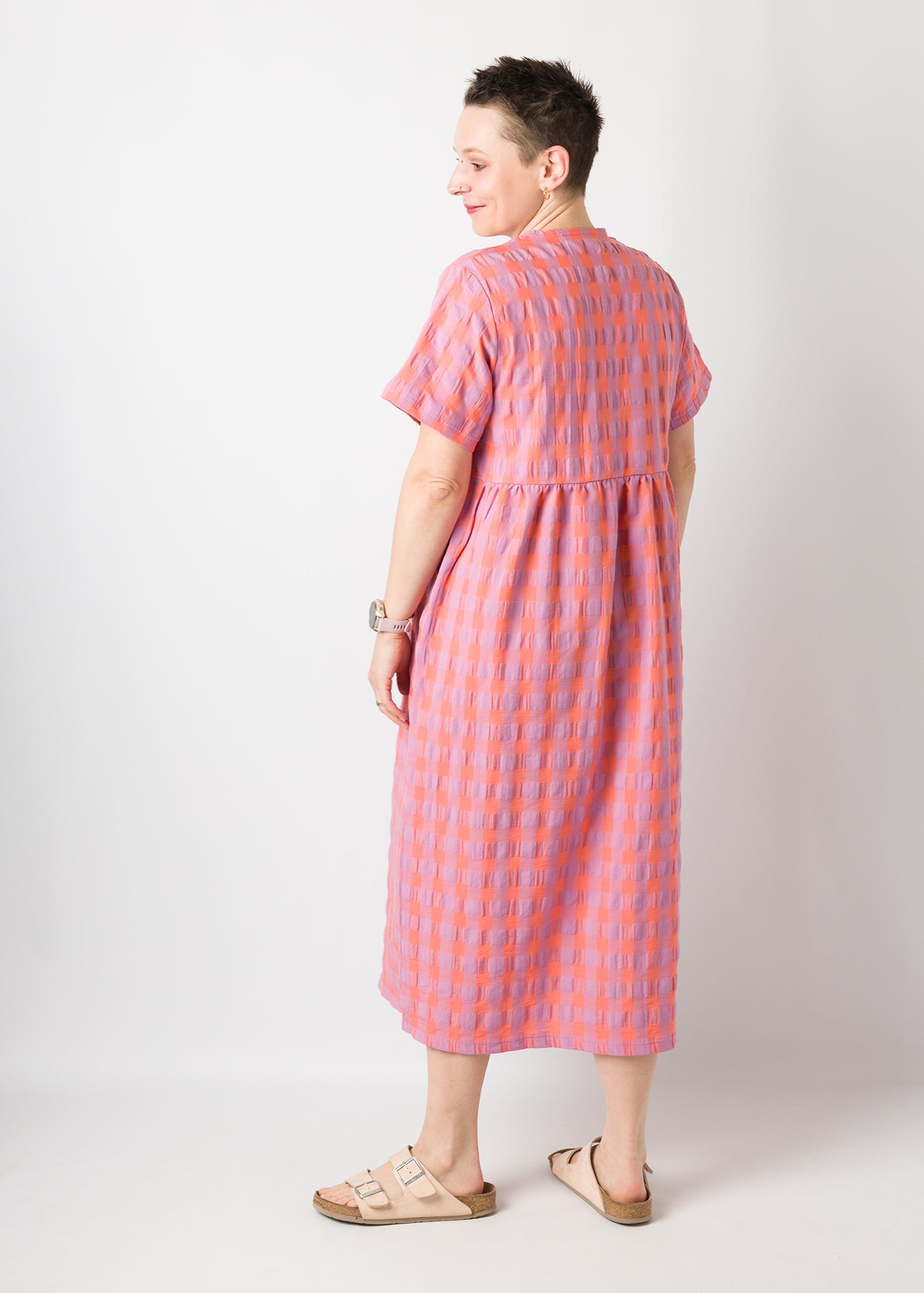 Melly trägt auf dem Foto 'Belinda', hohe Taille, Größe M + 5cm, Seersucker 'koralle/flieder groß'
