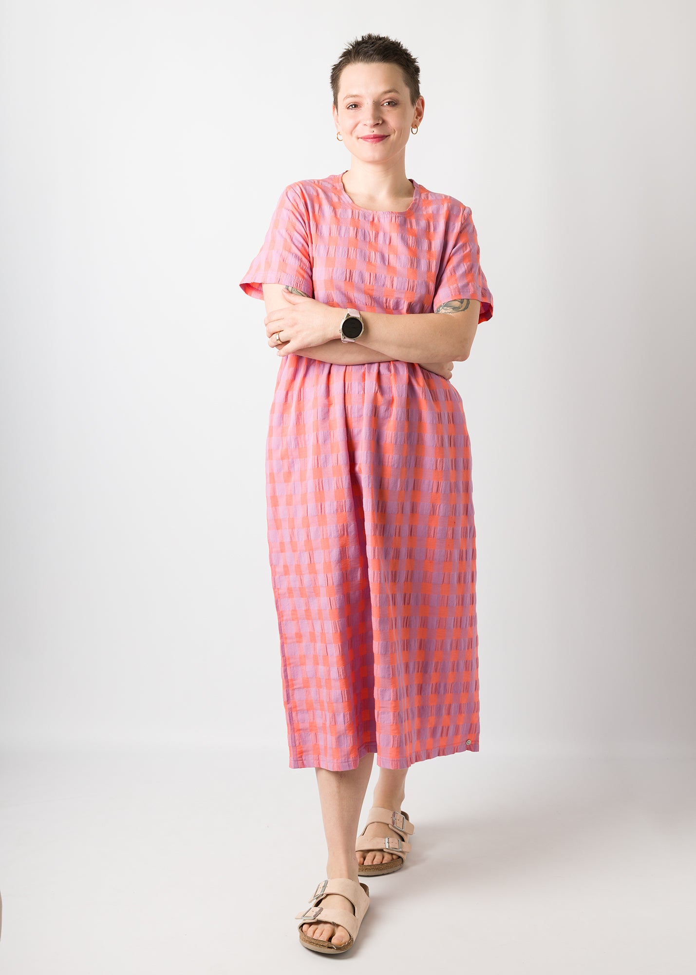 Melly trägt auf dem Foto 'Belinda', hohe Taille, Größe M+ 5cm, Seersucker 'koralle/flieder groß'