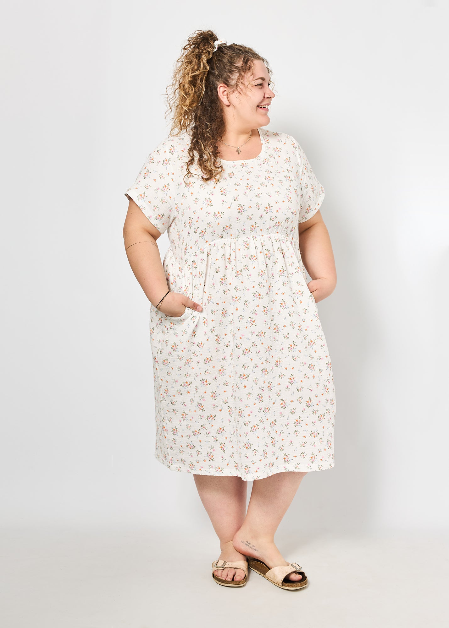 Vroni trägt auf dem Foto 'Belinda' Größe 4XL, Musselin 'Blümchen'