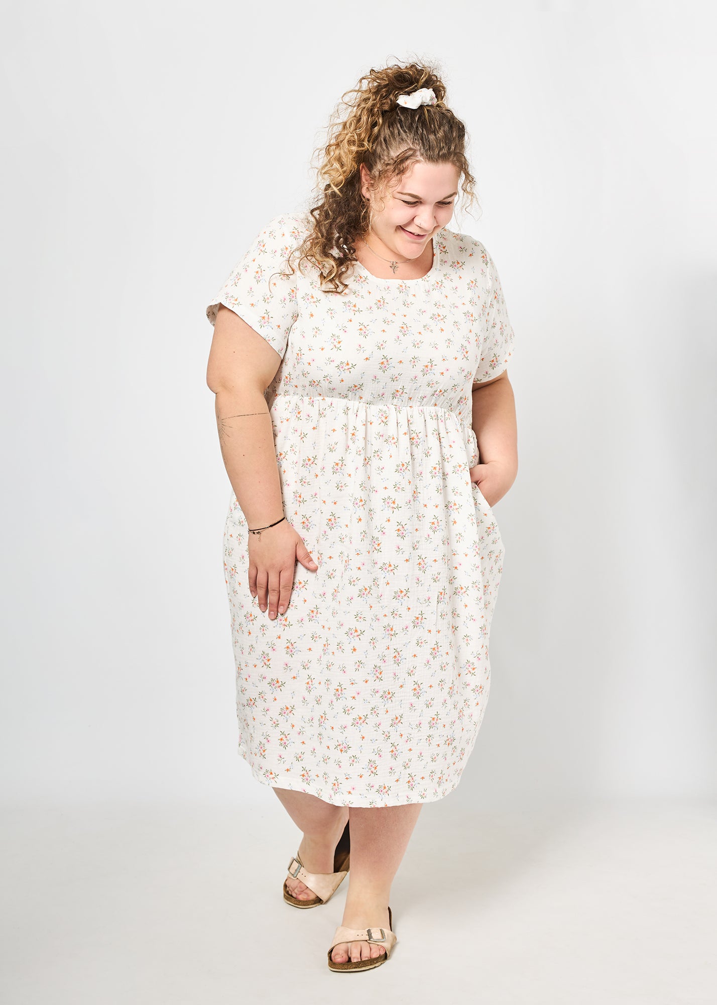 Vroni trägt auf dem Foto 'Belinda' Größe 4XL, Musselin 'Blümchen'