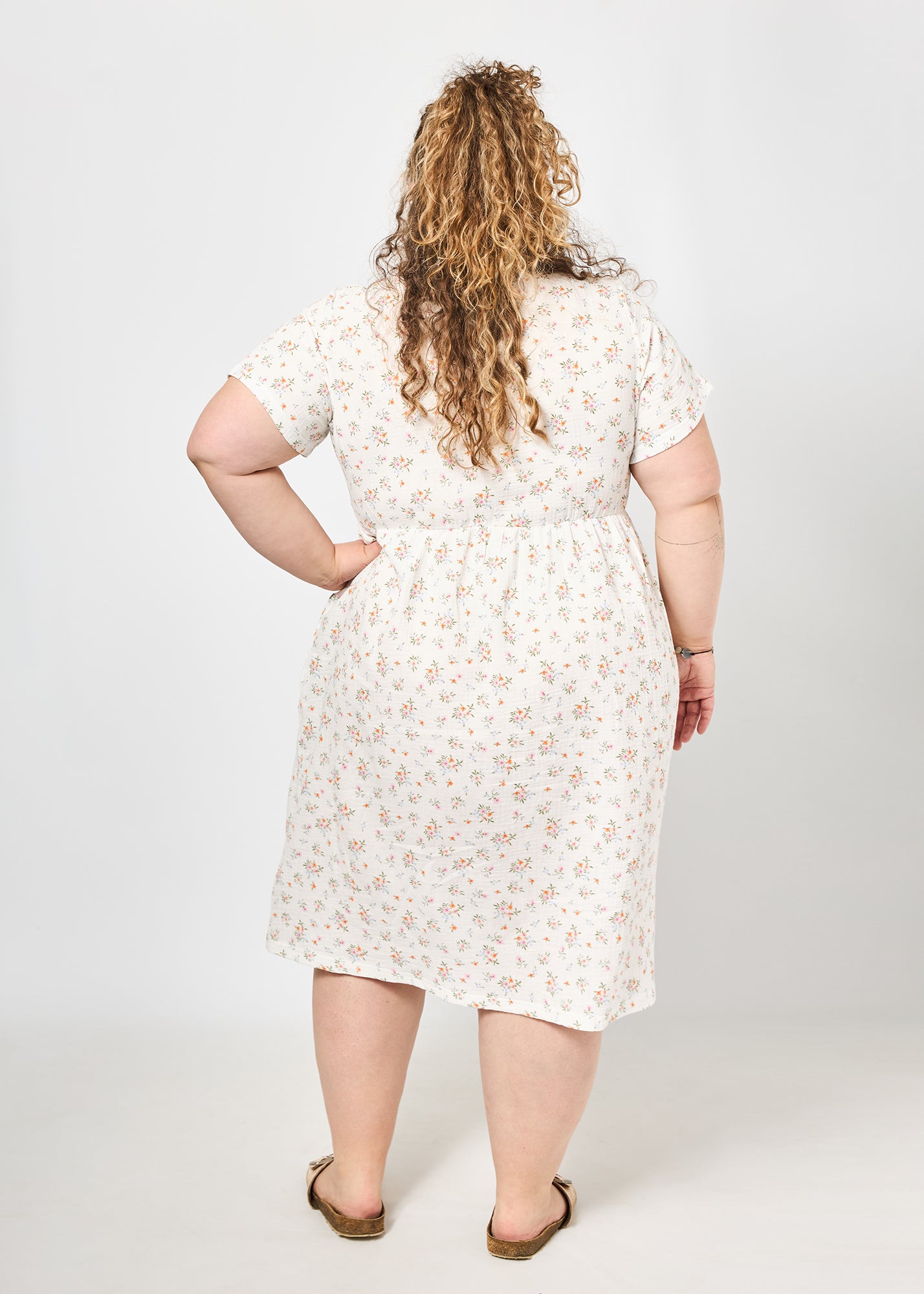 Vroni trägt auf dem Foto 'Belinda' Größe 4XL, Musselin 'Blümchen'